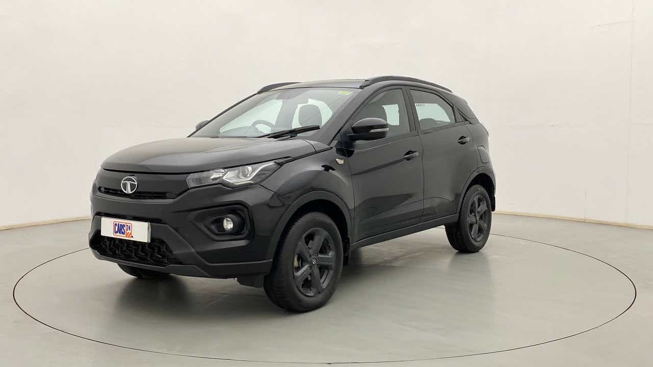 Front three-quarter of a Tata Nexon 2017-2023