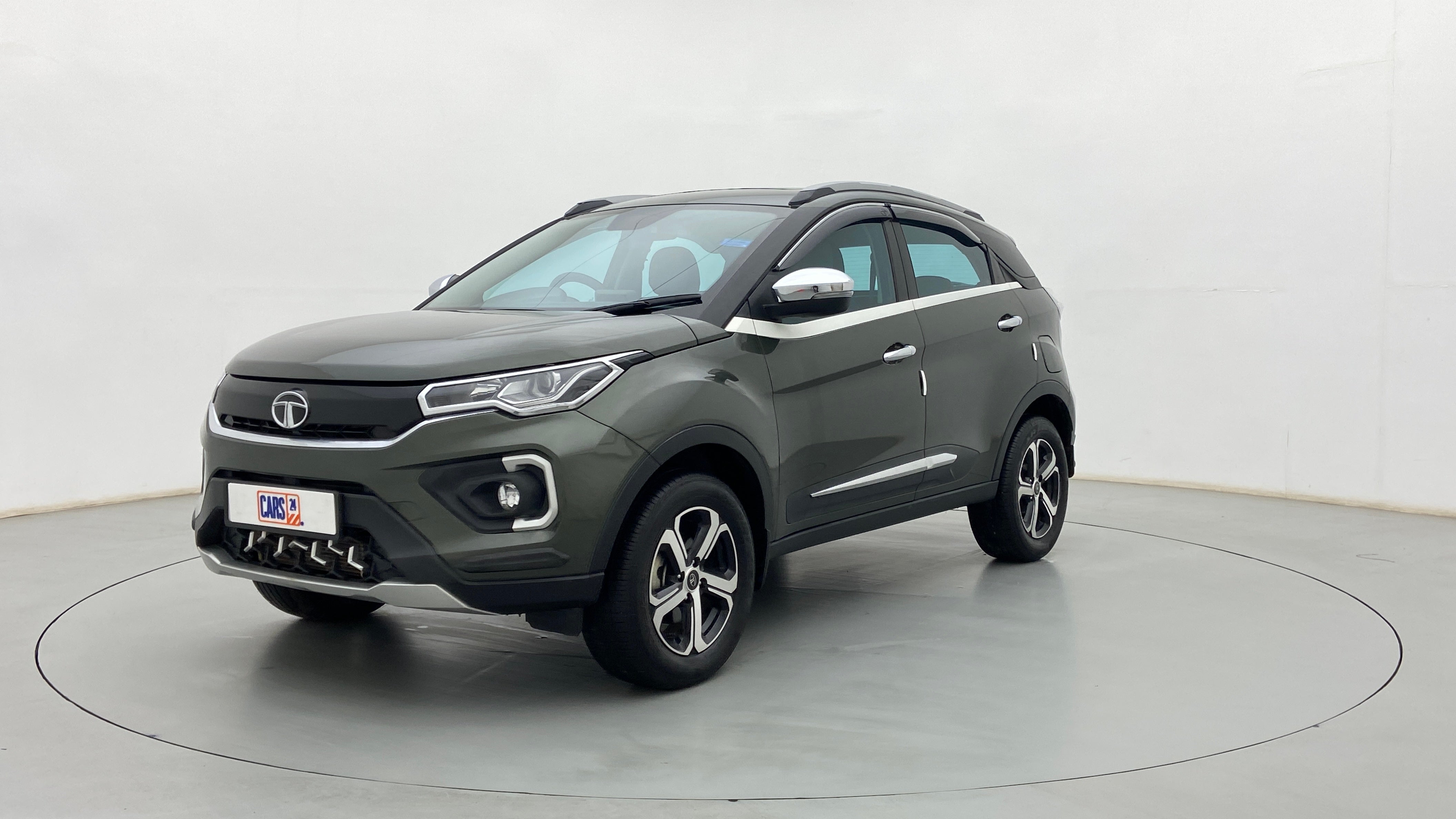 Front three-quarter view of a Tata Nexon 2017-2023