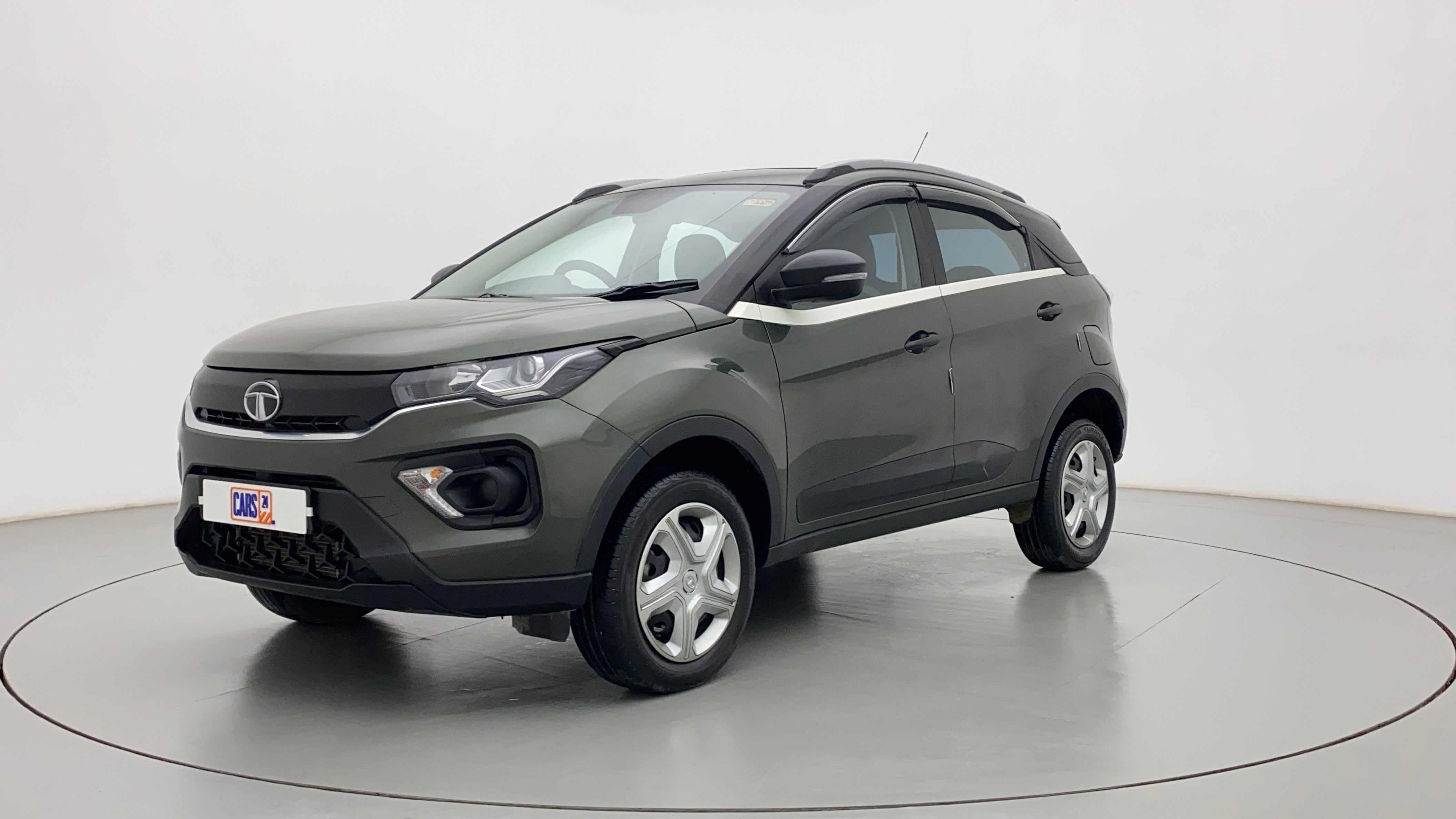 Front three-quarter view of a Tata Nexon 2017-2023