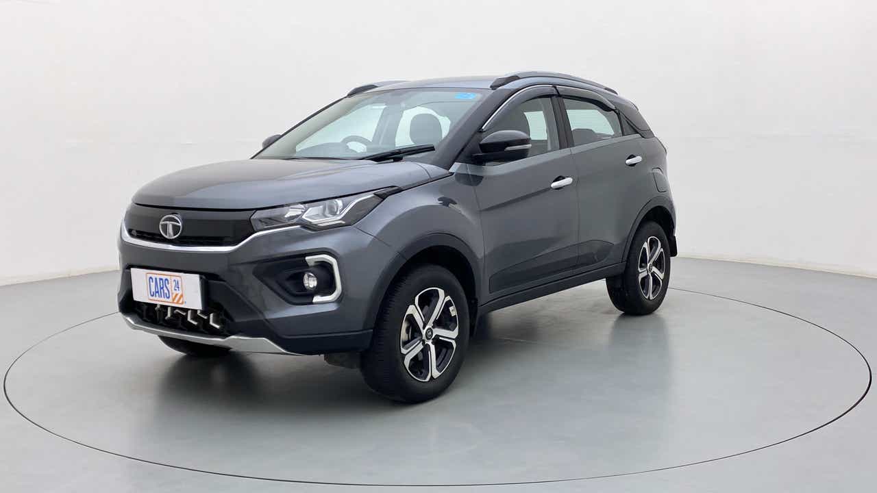 Front three-quarter of a Tata Nexon 2017-2023
