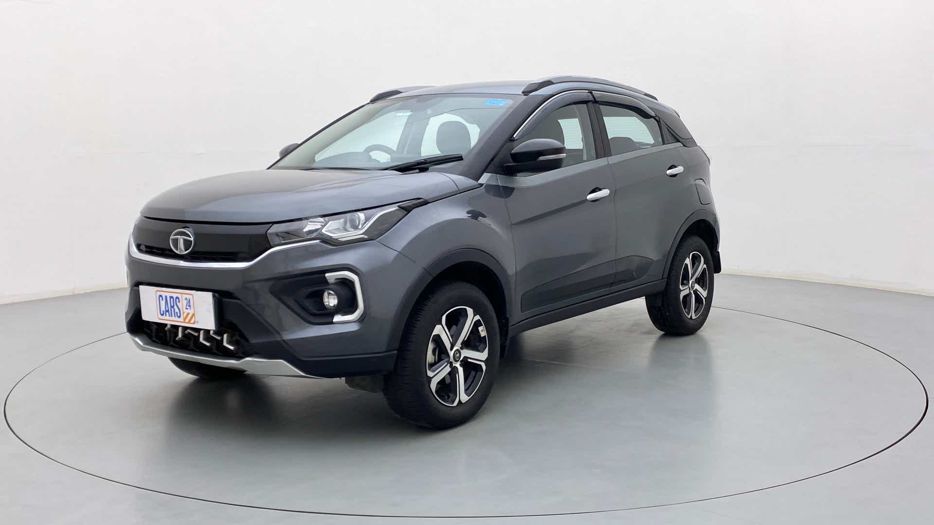 Front three-quarter of a Tata Nexon 2017-2023