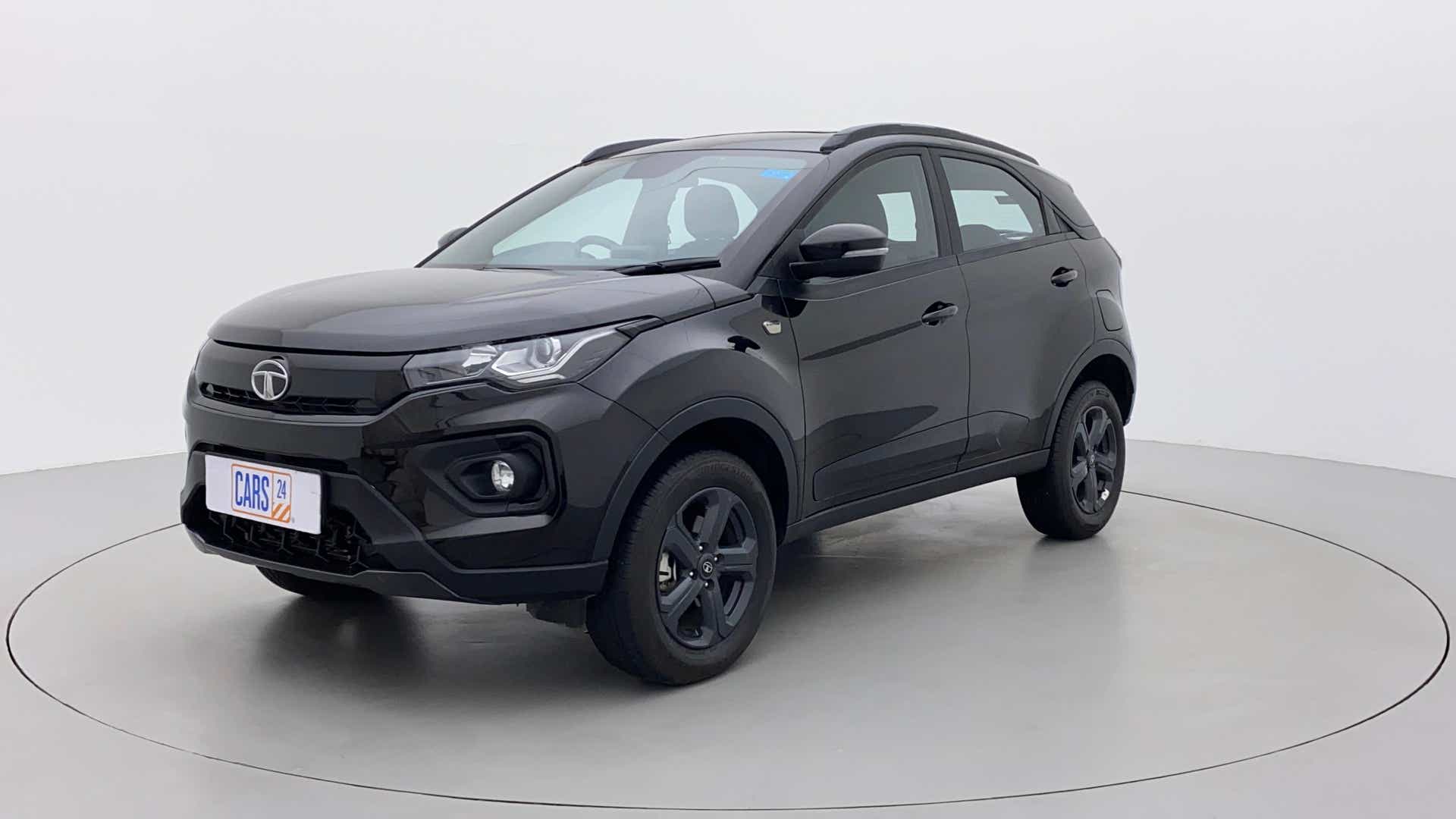 Front three-quarter of a Tata Nexon 2017-2023