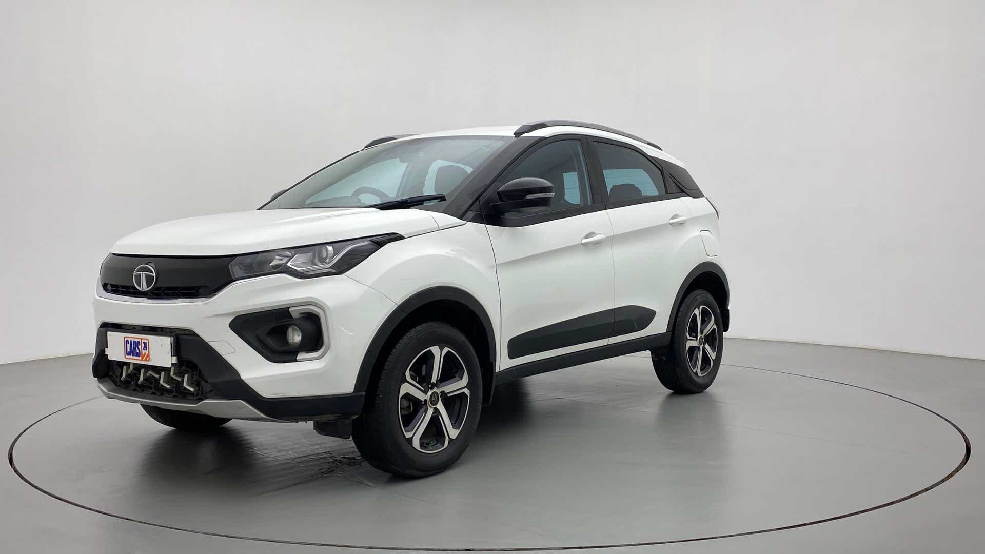 Front three-quarter view of a Calgary White Tata Nexon 2017-2023