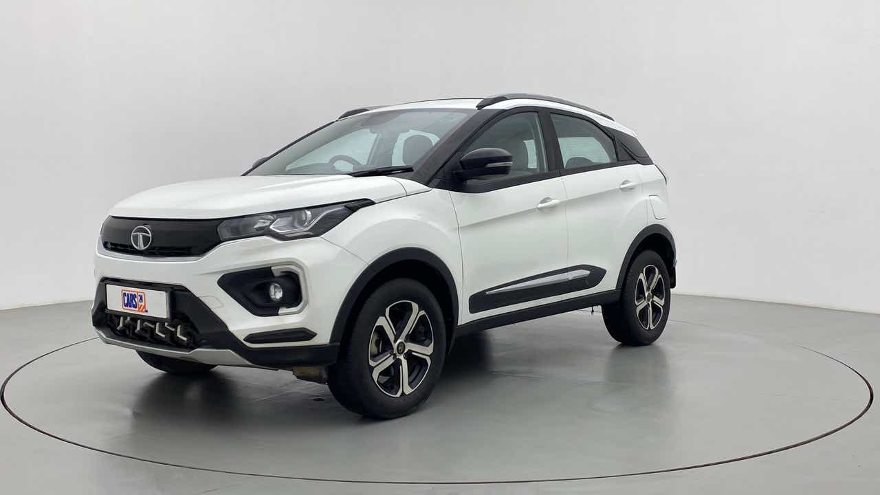 Front three-quarter view of a calgary-white Tata Nexon 2017-2023