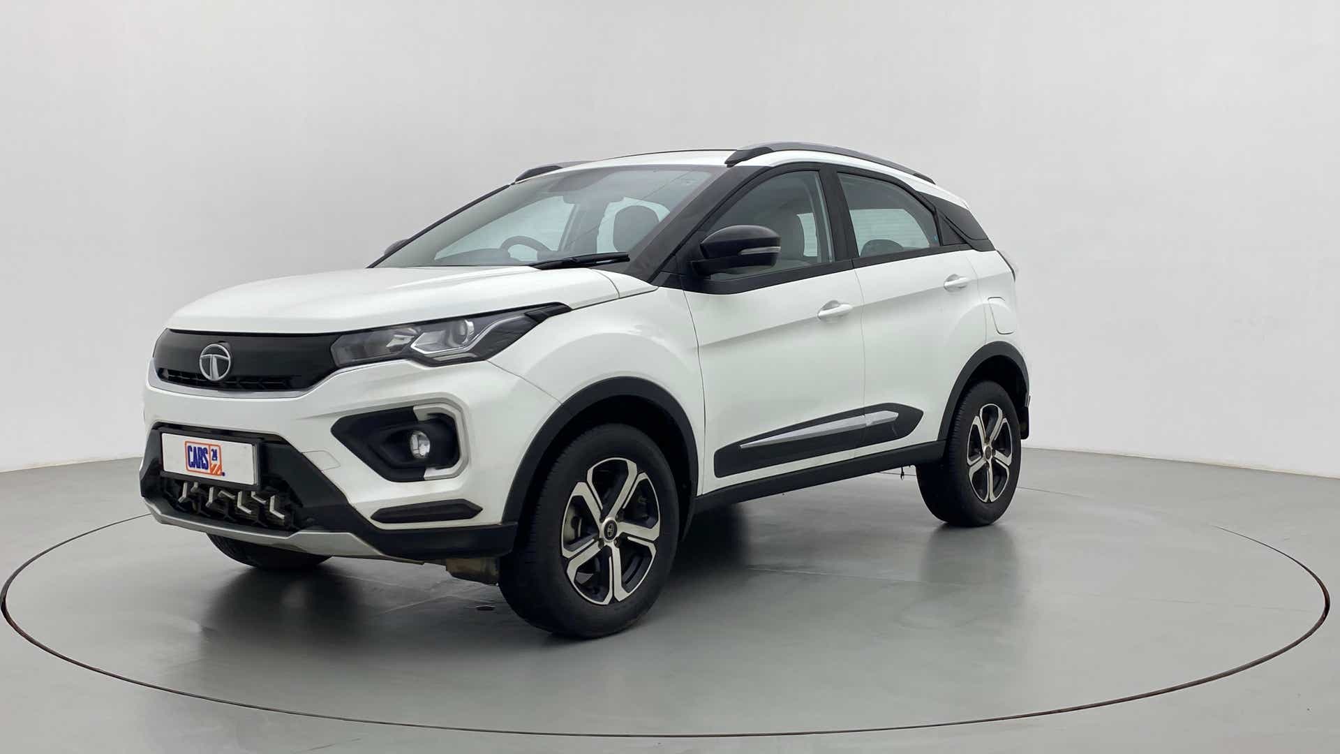 Front three-quarter view of a calgary-white Tata Nexon 2017-2023