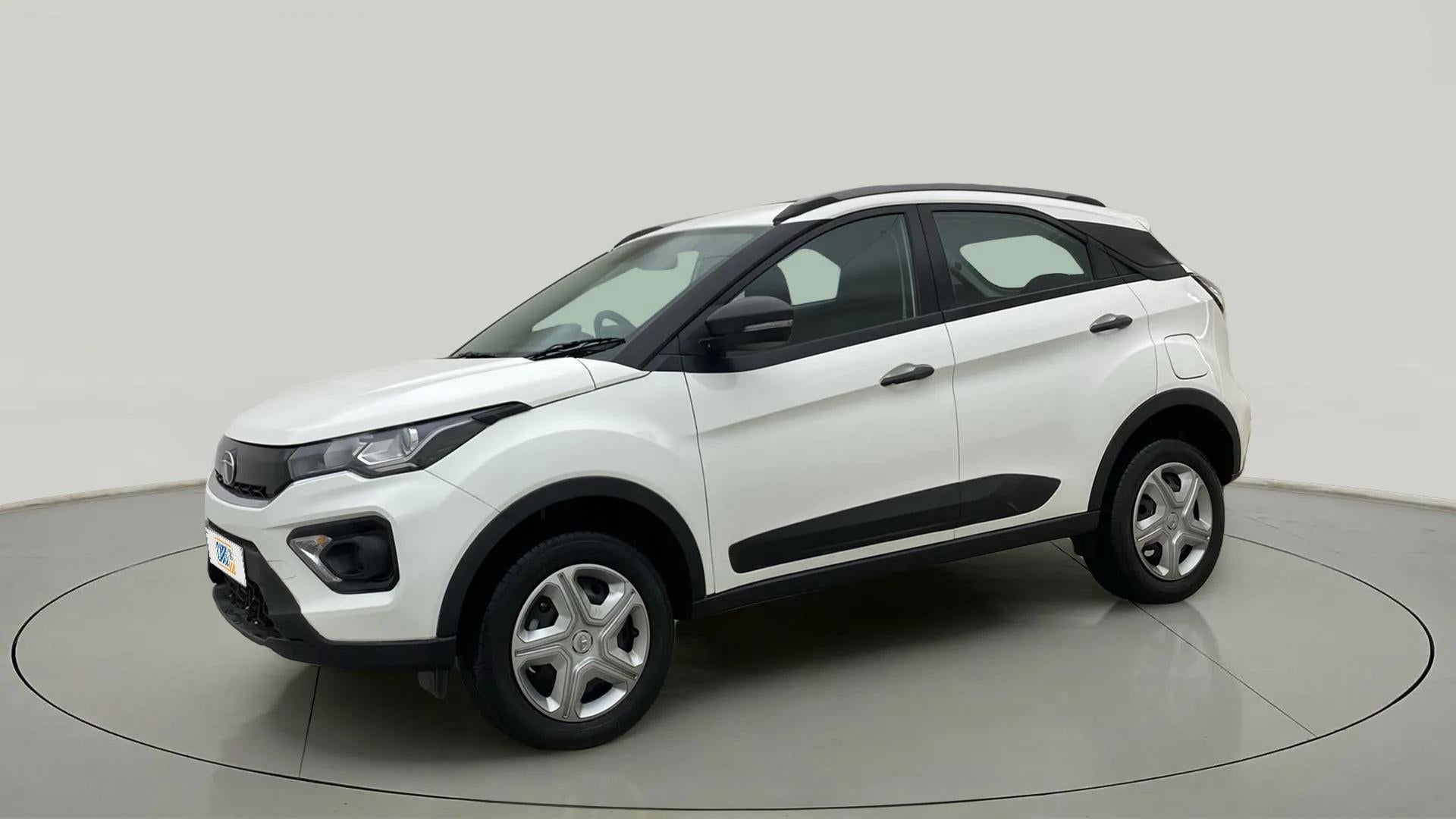 Front three-quarter view of a Calgary White Tata Nexon 2017-2023