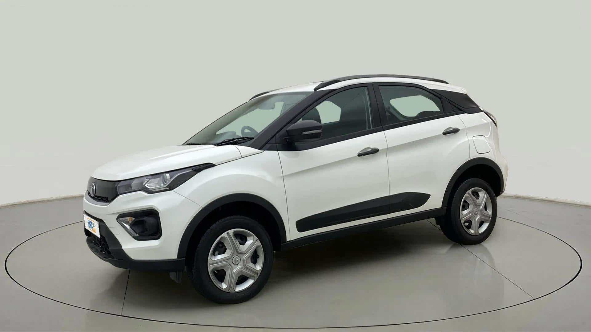 Front three-quarter view of a Calgary White Tata Nexon 2017-2023