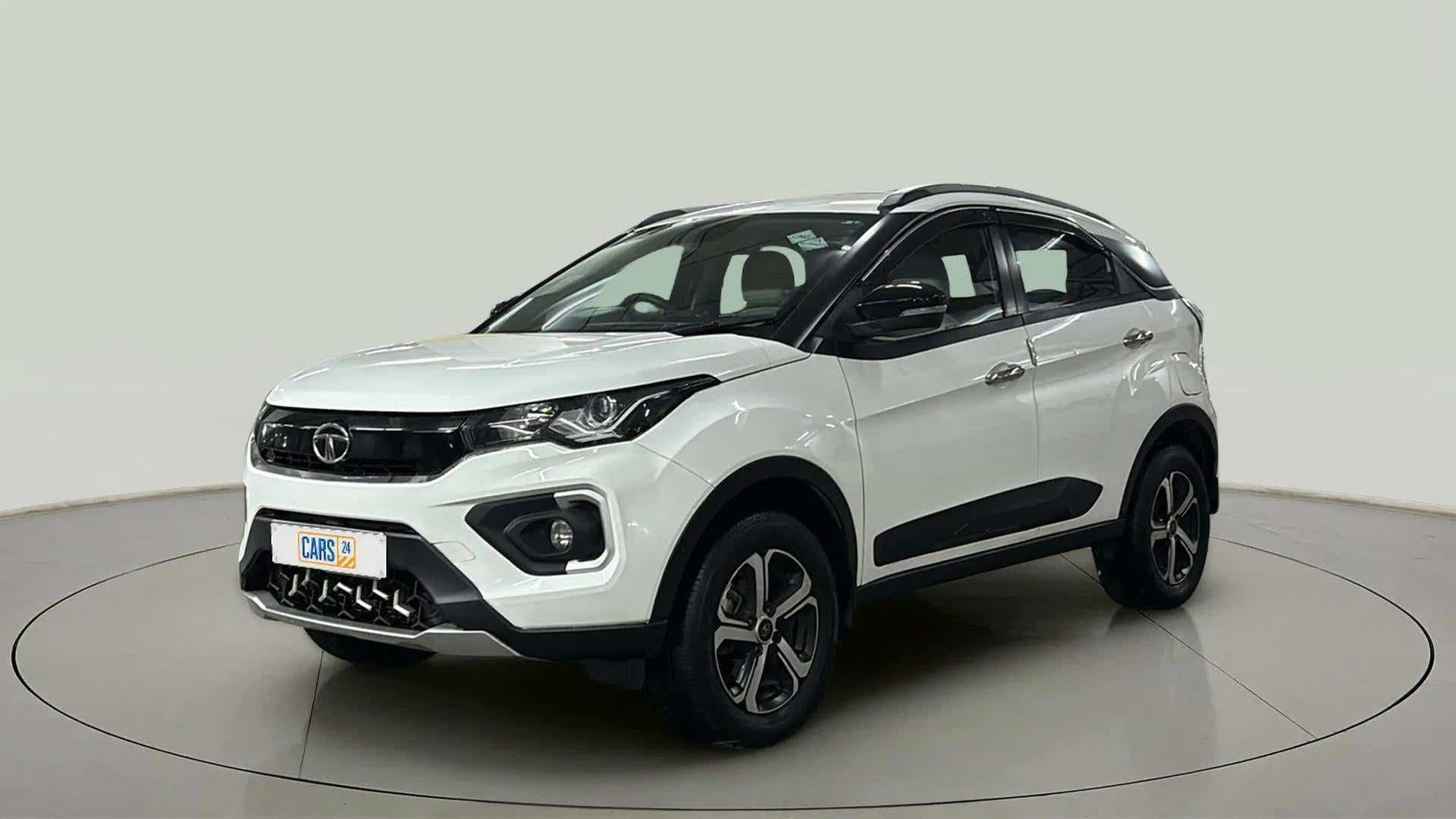 Front three-quarter view of a Calgary White Tata Nexon 2017-2023