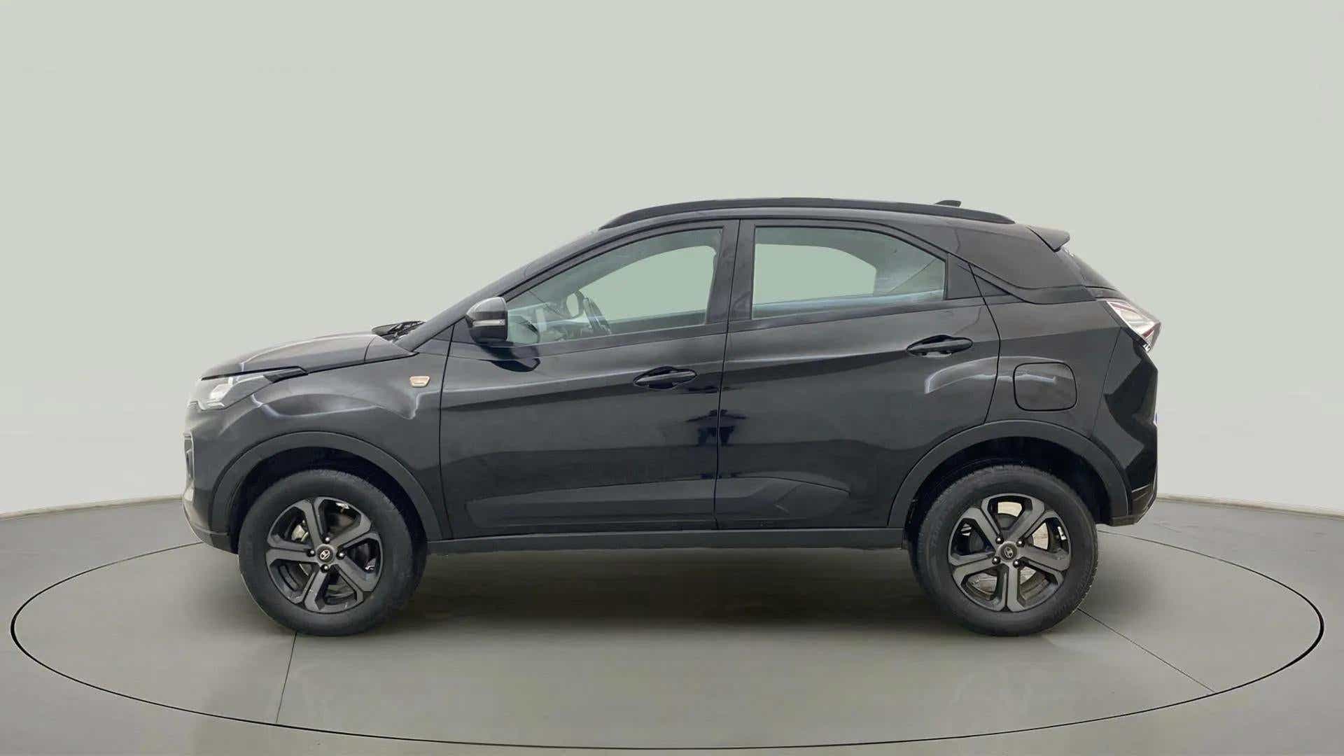 Side view of a Tata Nexon 2017-2023