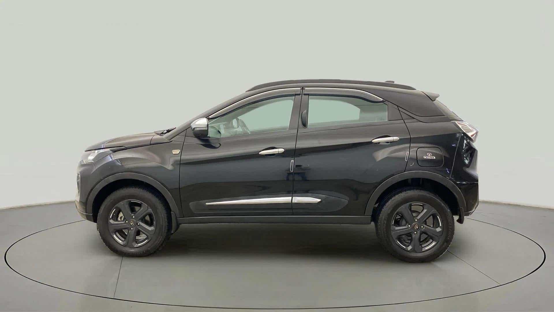 Side view of a Tata Nexon 2017-2023