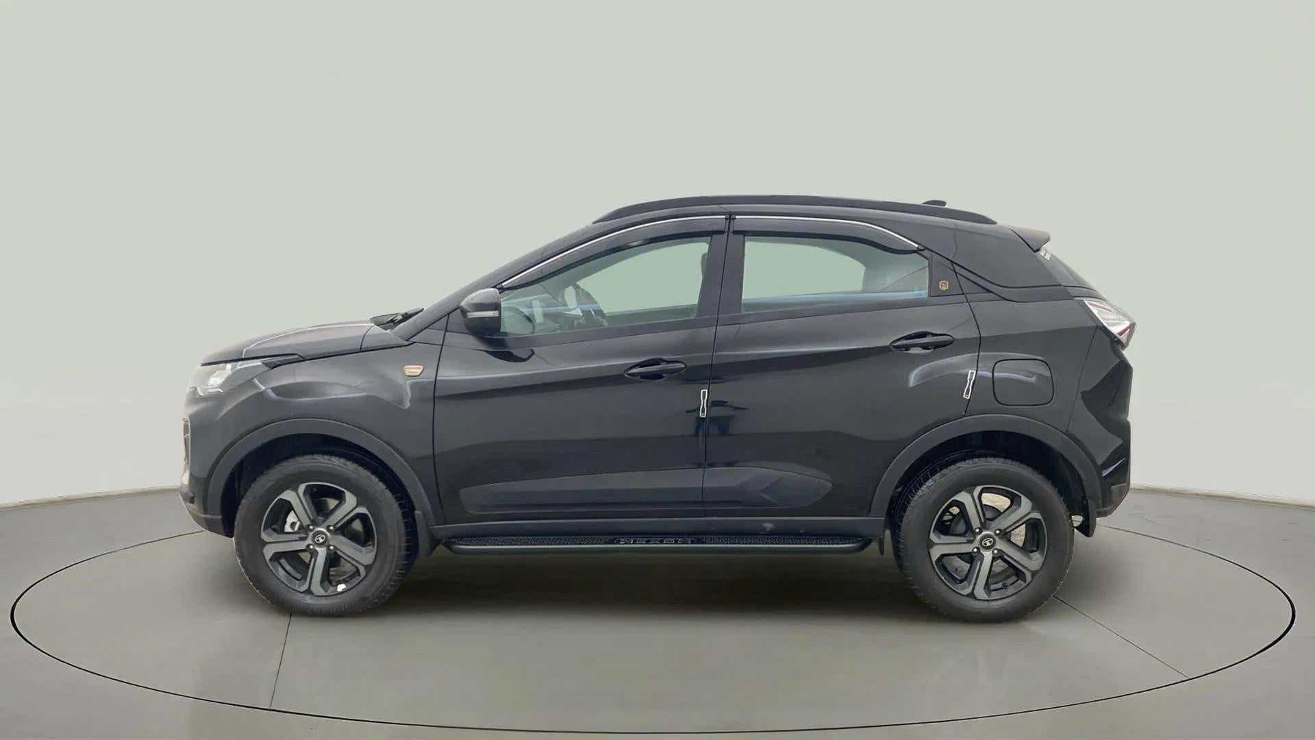 Side view of a Tata Nexon 2017-2023