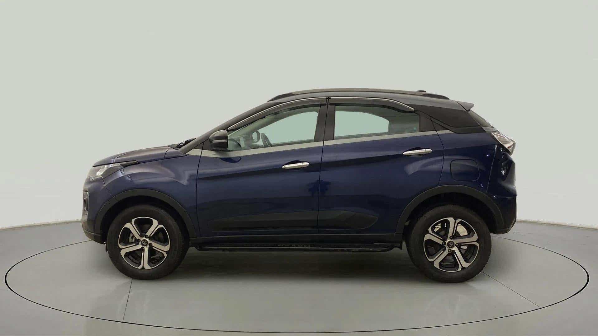 Side view of a Tata Nexon 2017-2023