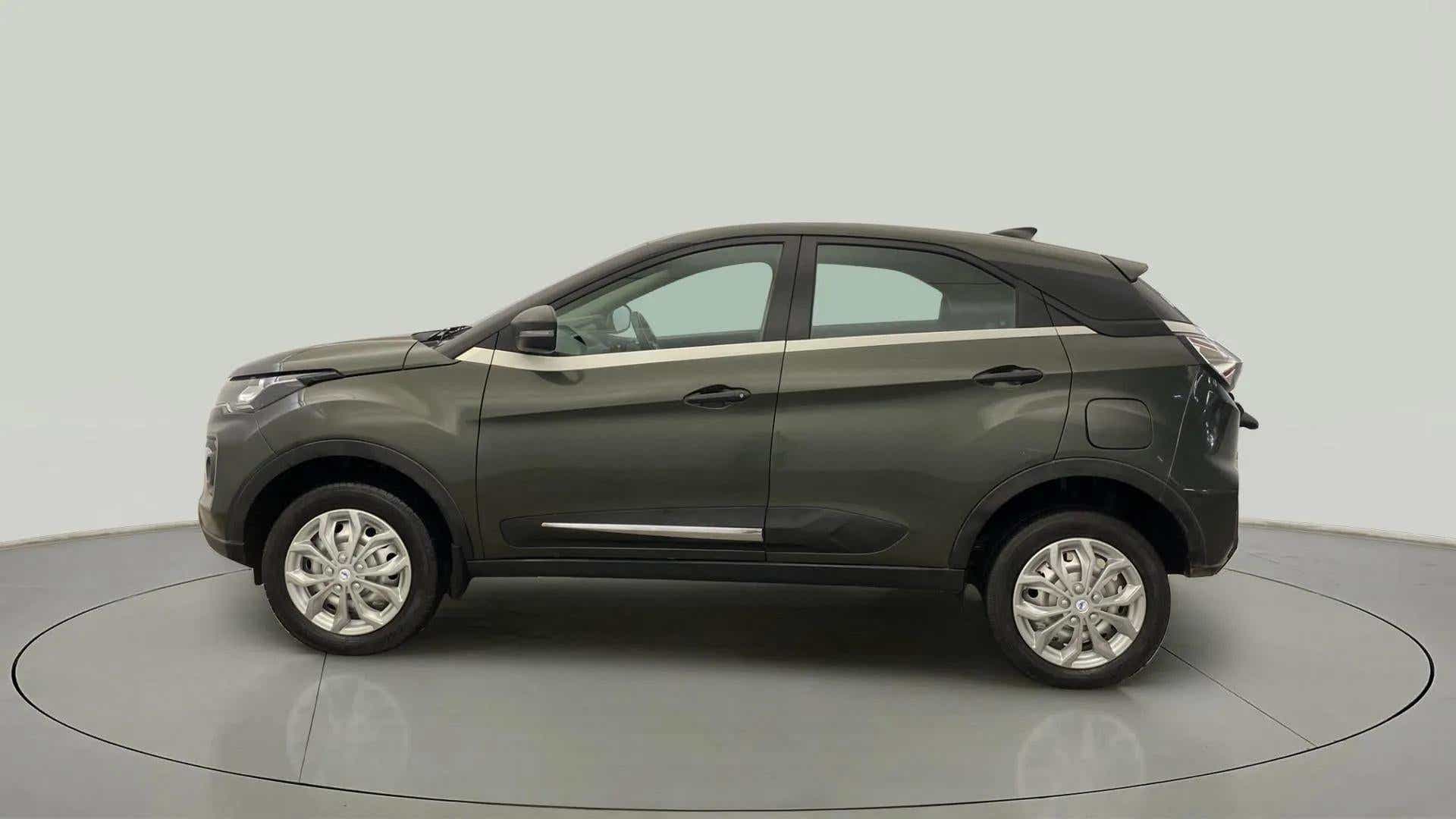 Side view of a Tata Nexon 2017-2023