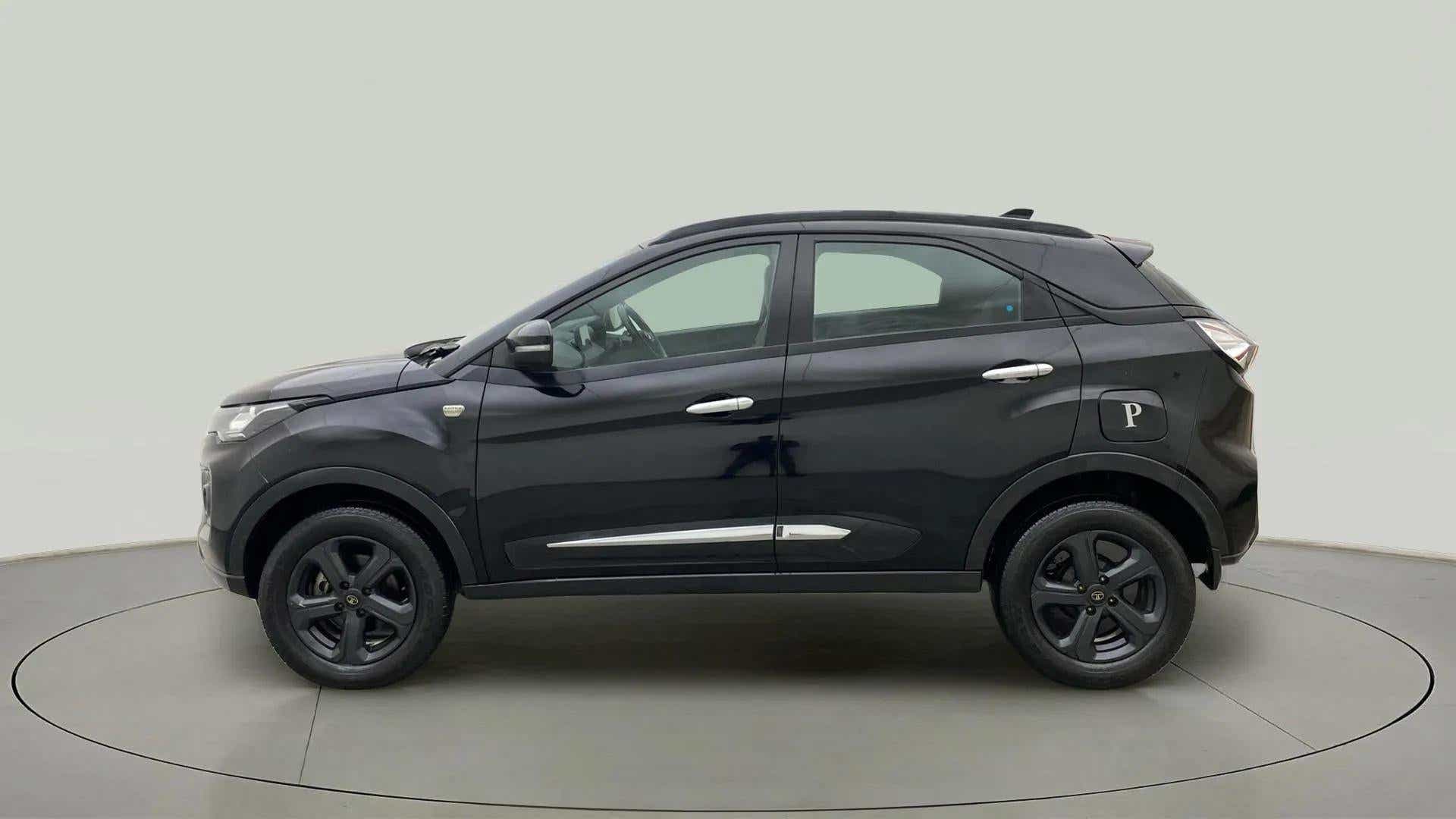 Side view of a Tata Nexon 2017-2023