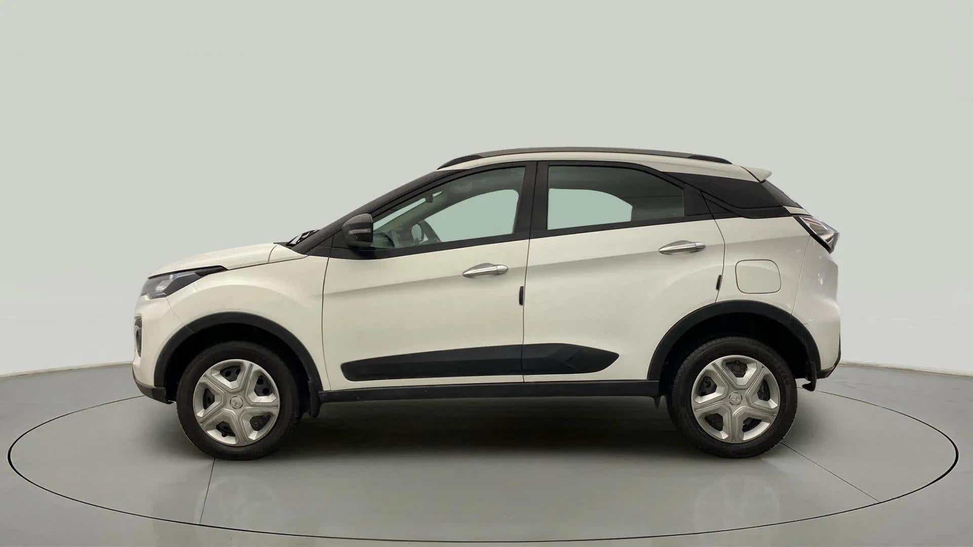Side view of a Tata Nexon 2017-2023