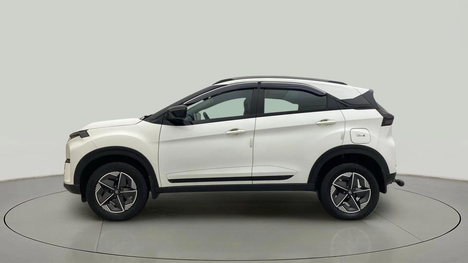 Side view of a Tata Nexon 2017-2023