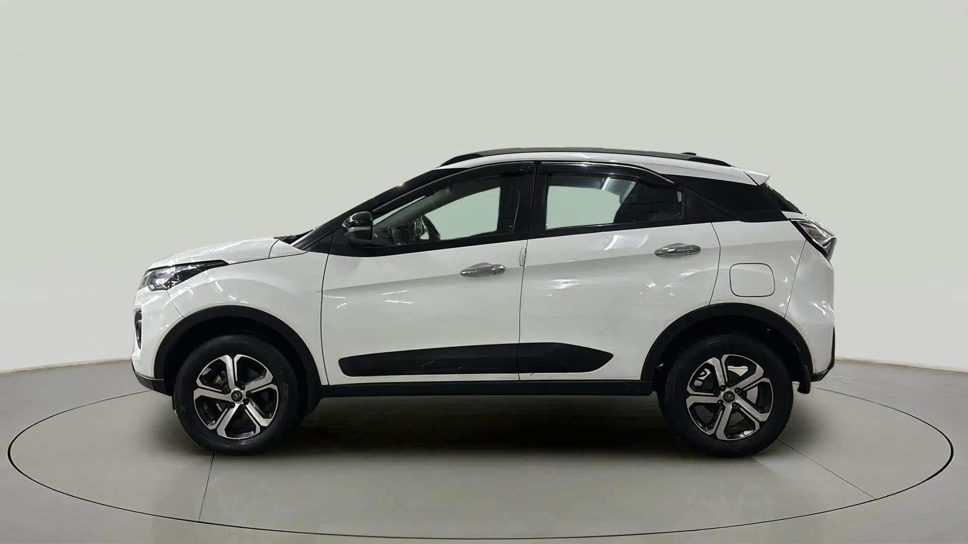 Side view of a Tata Nexon 2017-2023