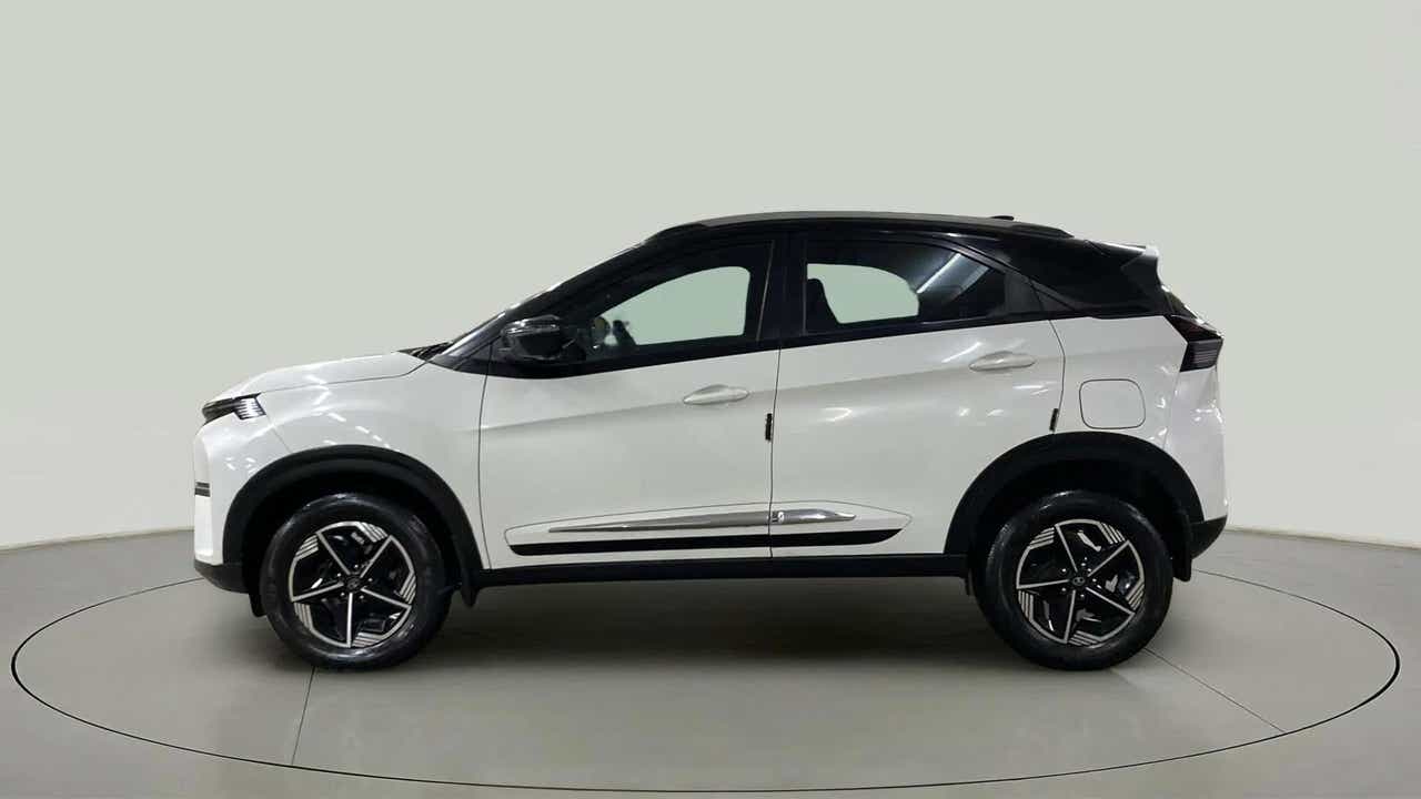 Side view of a Tata Nexon 2017-2023