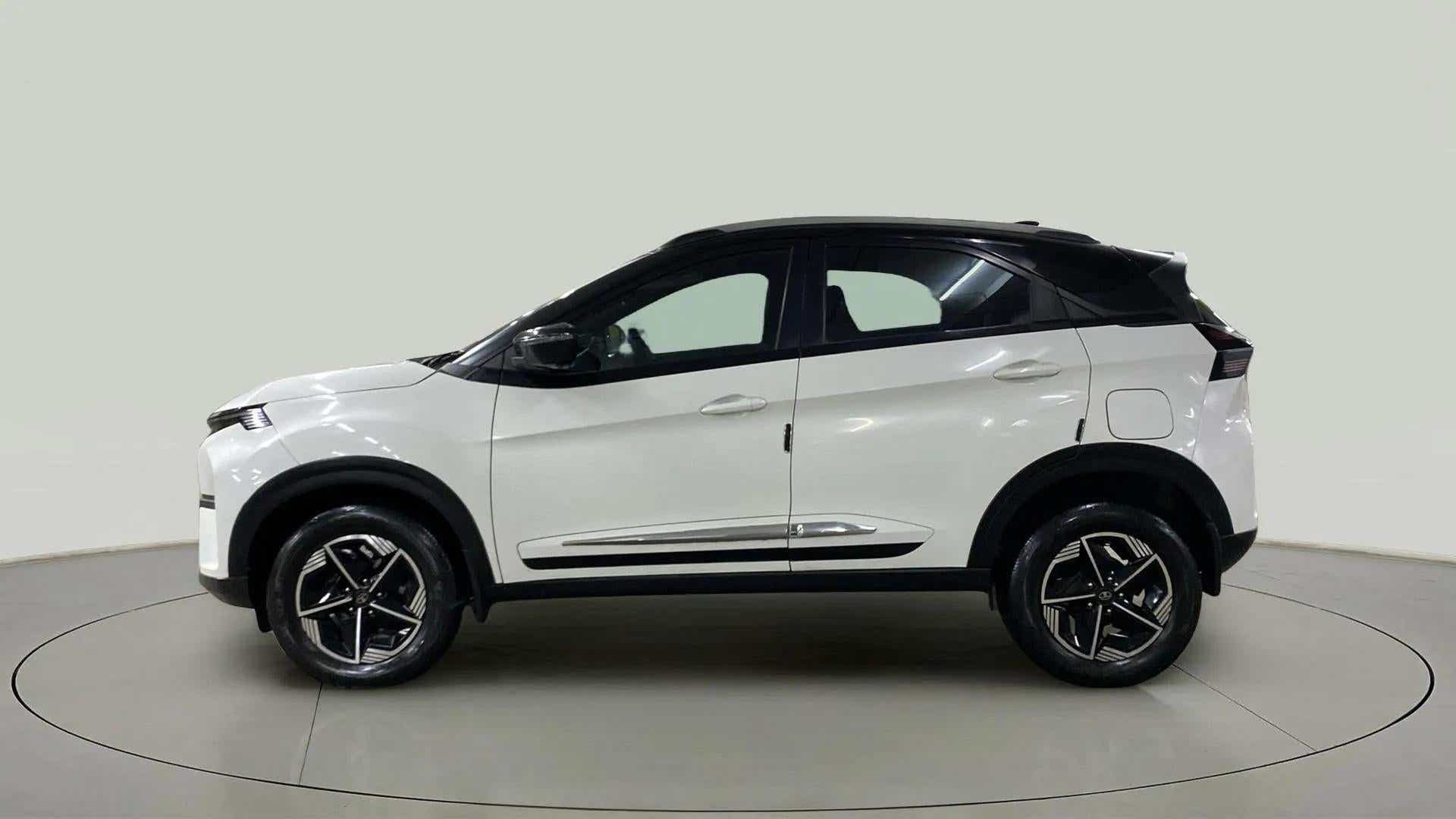 Side view of a Tata Nexon 2017-2023