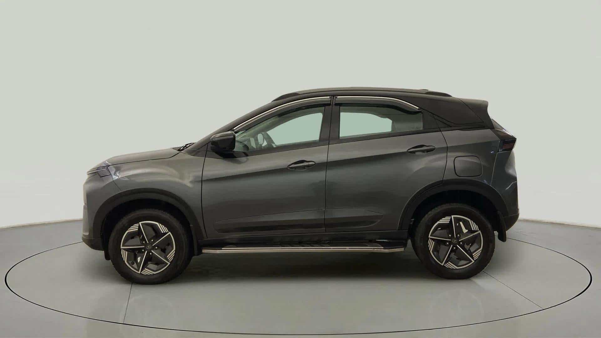Side view of a Tata Nexon 2017-2023