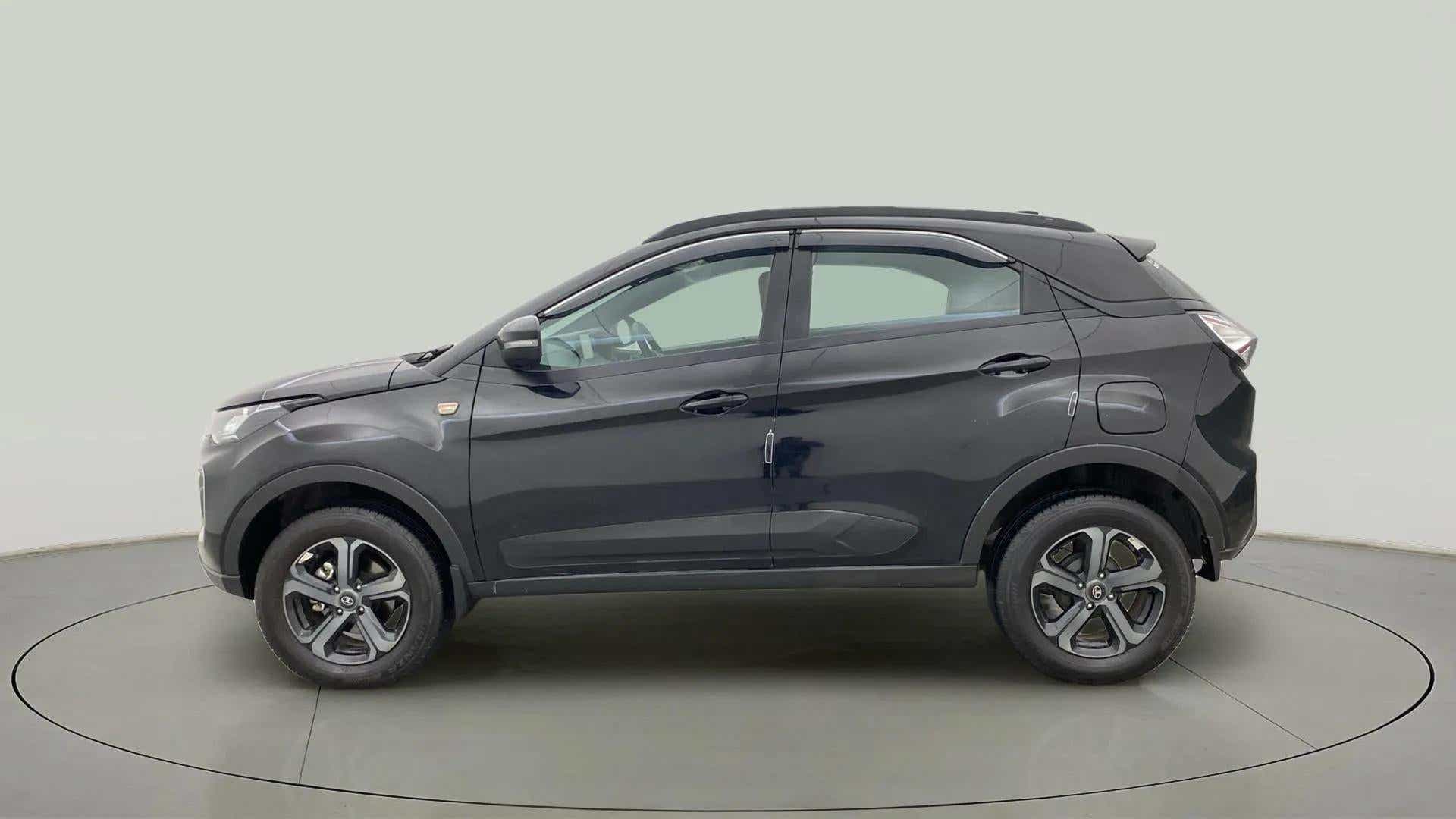 Side view of a Tata Nexon 2017-2023