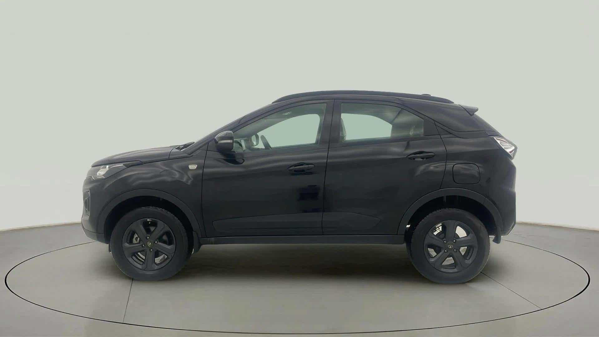 Side view of a Tata Nexon 2017-2023