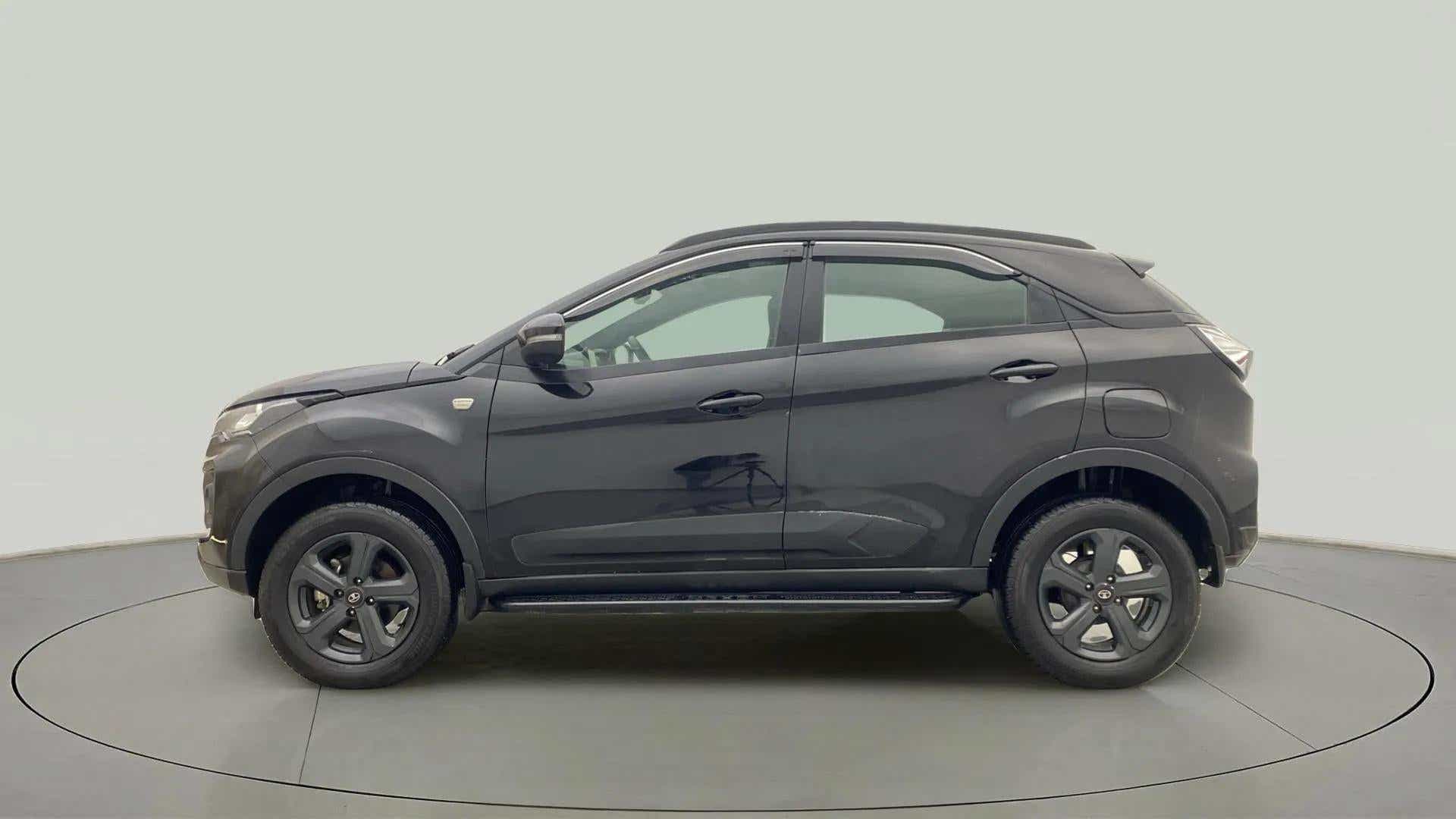 Side view of a Tata Nexon 2017-2023