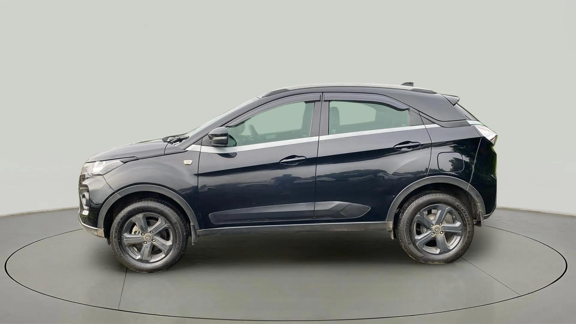 Side view of a Tata Nexon 2017-2023