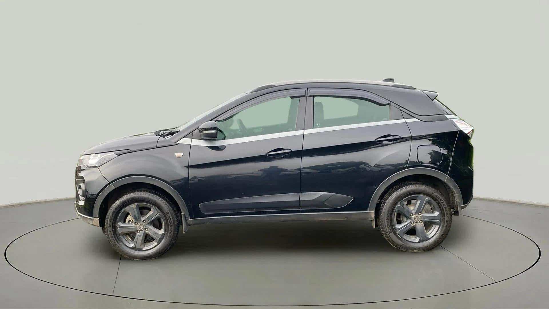 Side view of a Tata Nexon 2017-2023