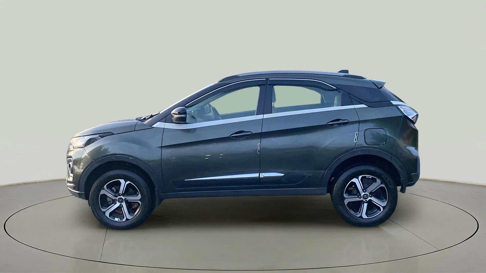Side view of a Tata Nexon 2017-2023