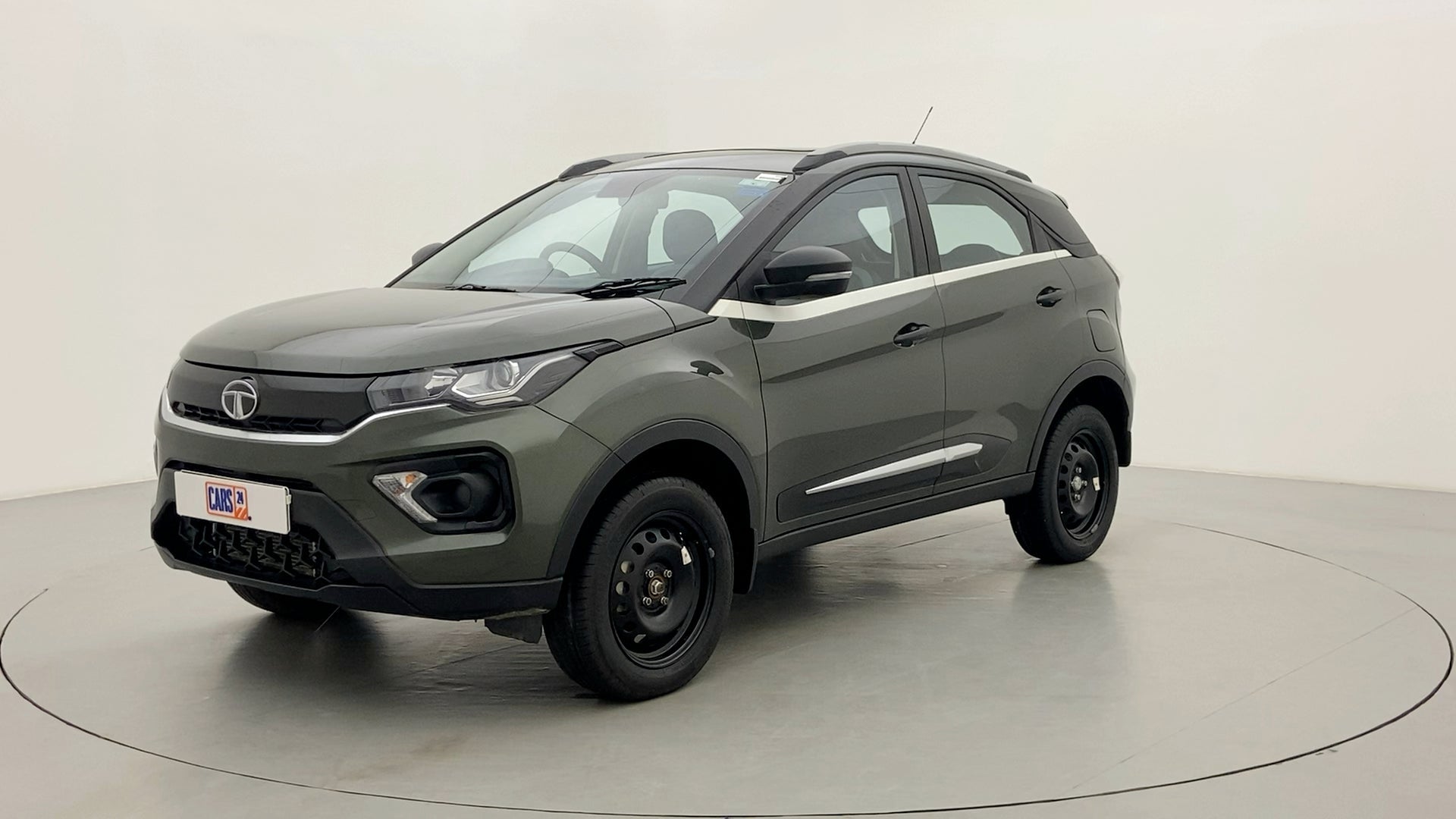 Front three-quarter view of a Tata Nexon 2017-2023