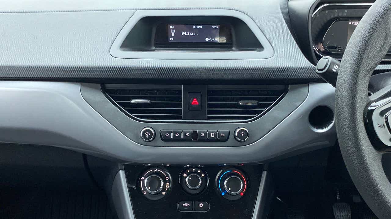 Dashboard and central console of a Tata Nexon 2017-2023