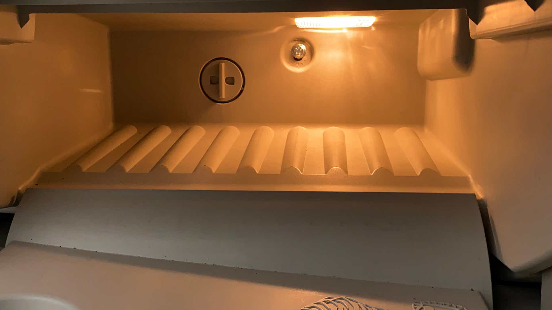 Interior compartment of a refrigerator or freezer section