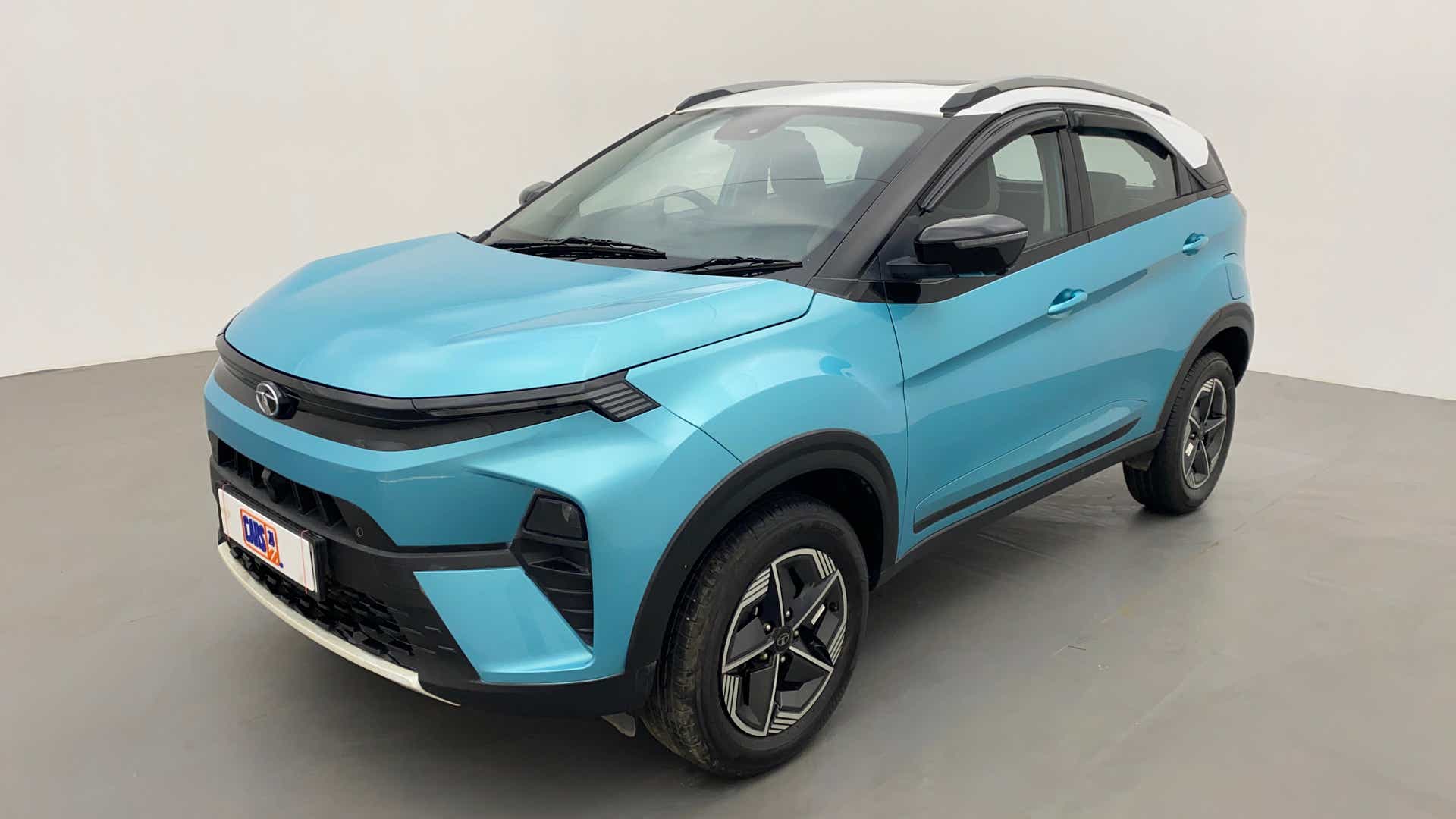 Front three-quarter view of a Tata Nexon 2017-2023