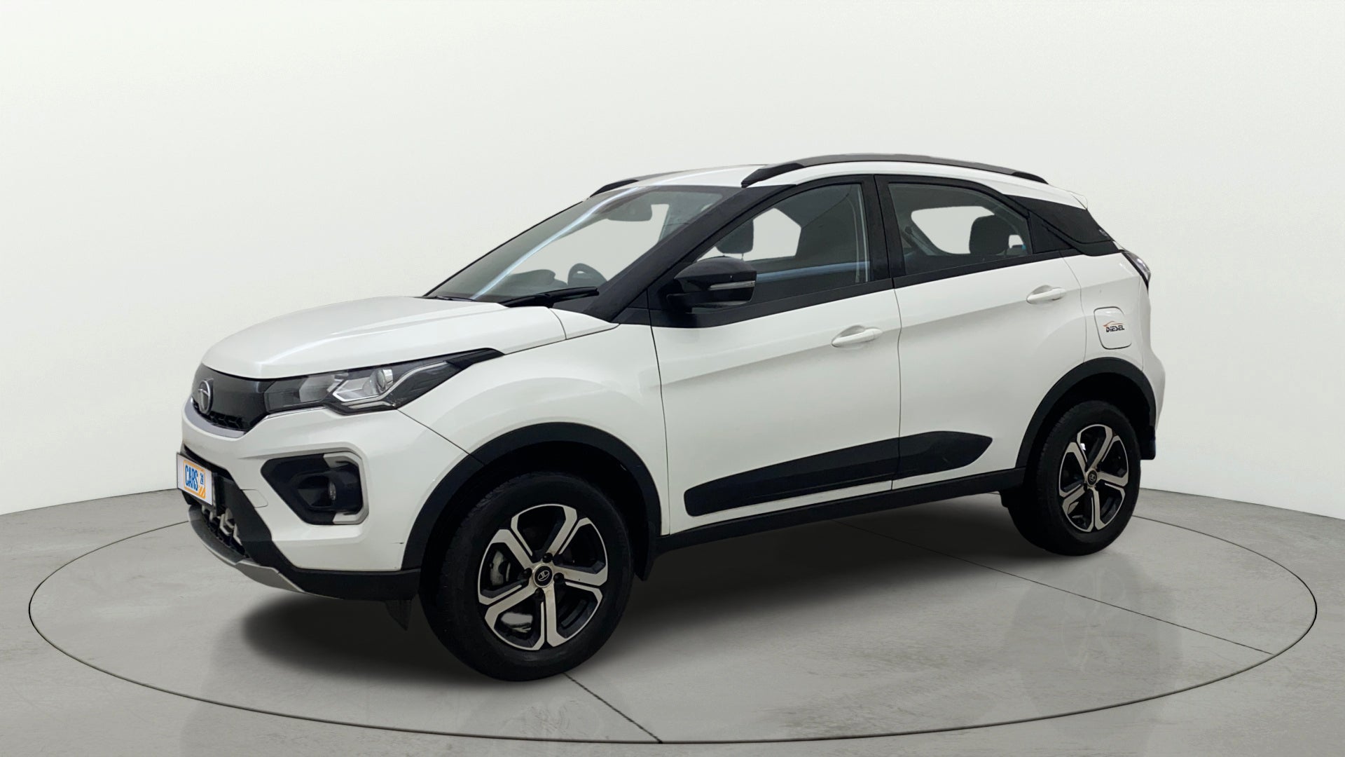 Front three-quarter view of a Tata Nexon 2017-2023