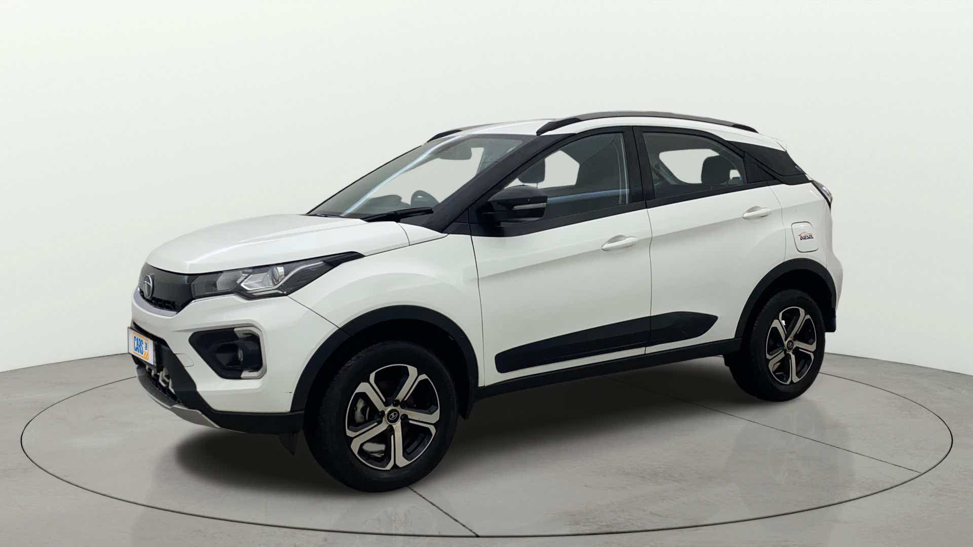 Front three-quarter view of a Tata Nexon 2017-2023