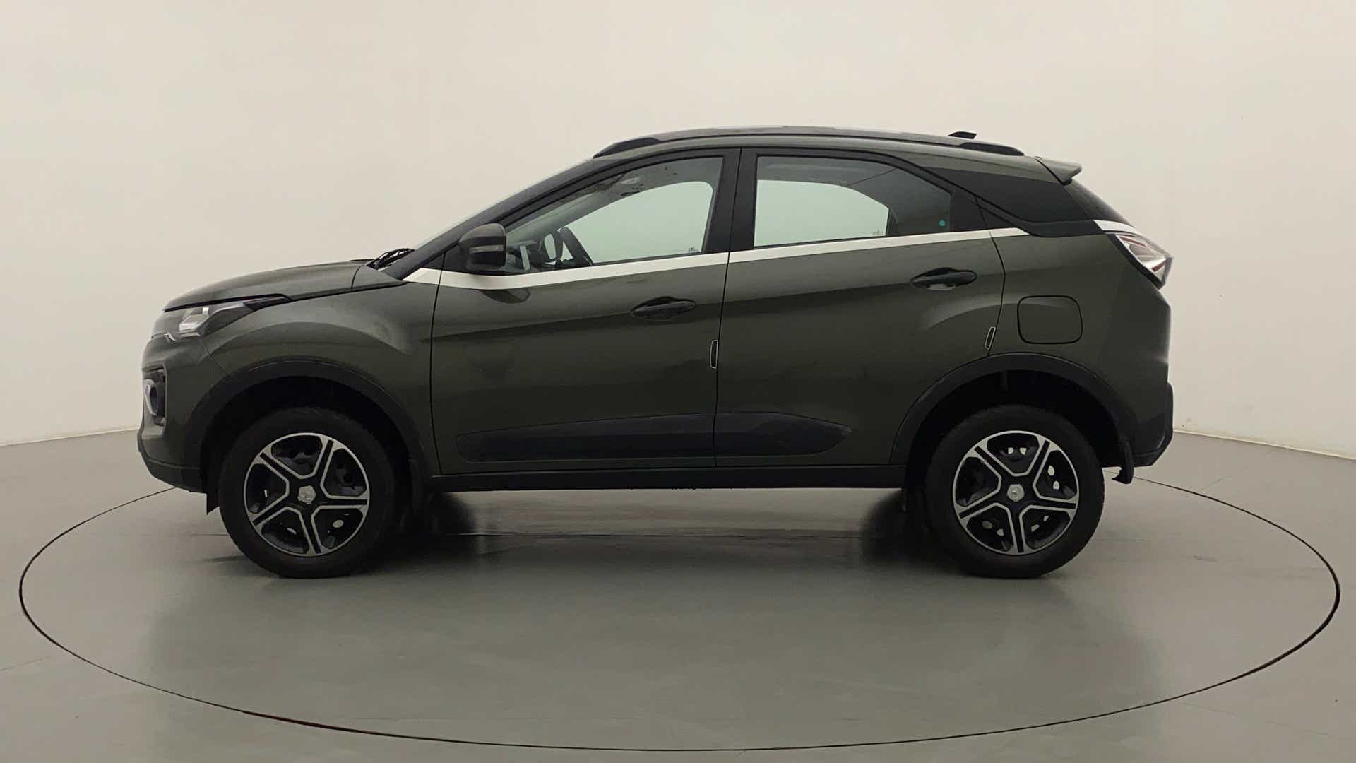 Side view of a Tata Nexon 2017-2023