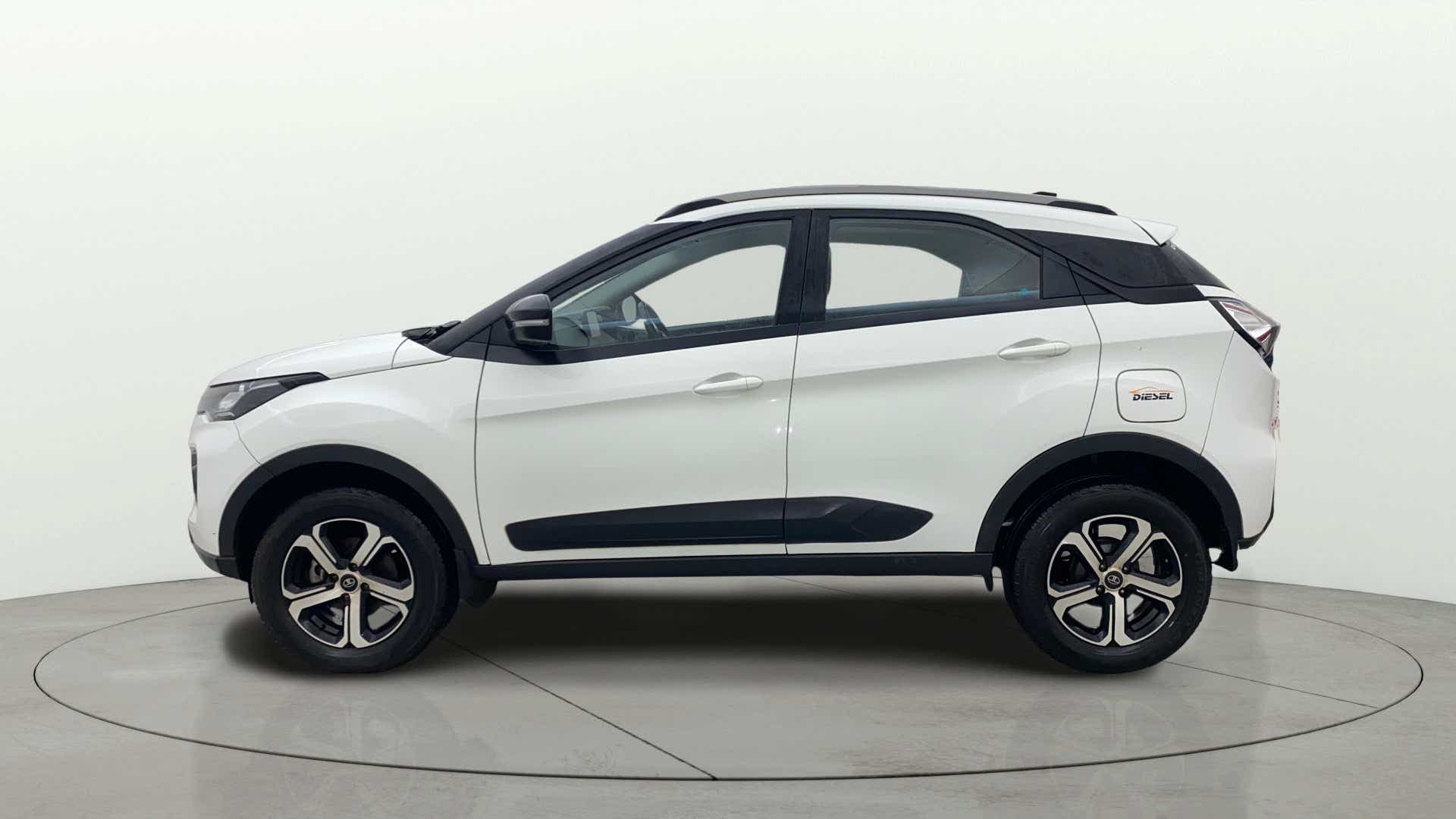 Side view of a Tata Nexon 2017-2023