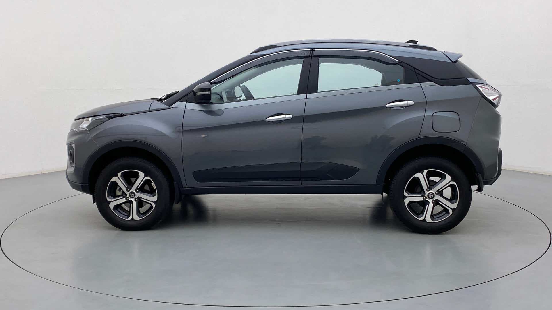 Side view of a Tata Nexon 2017-2023