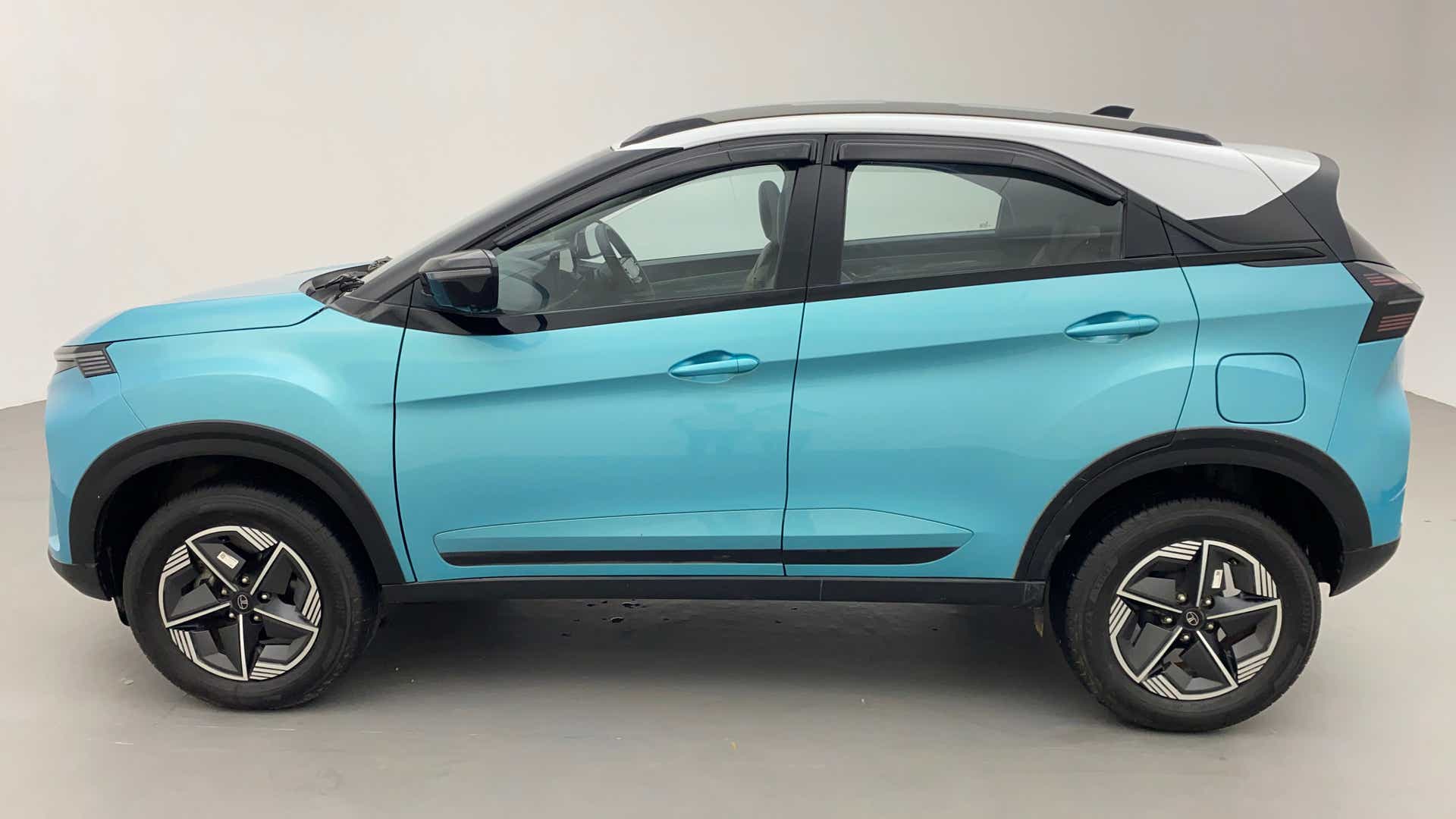 Side view of a Tata Nexon 2017-2023