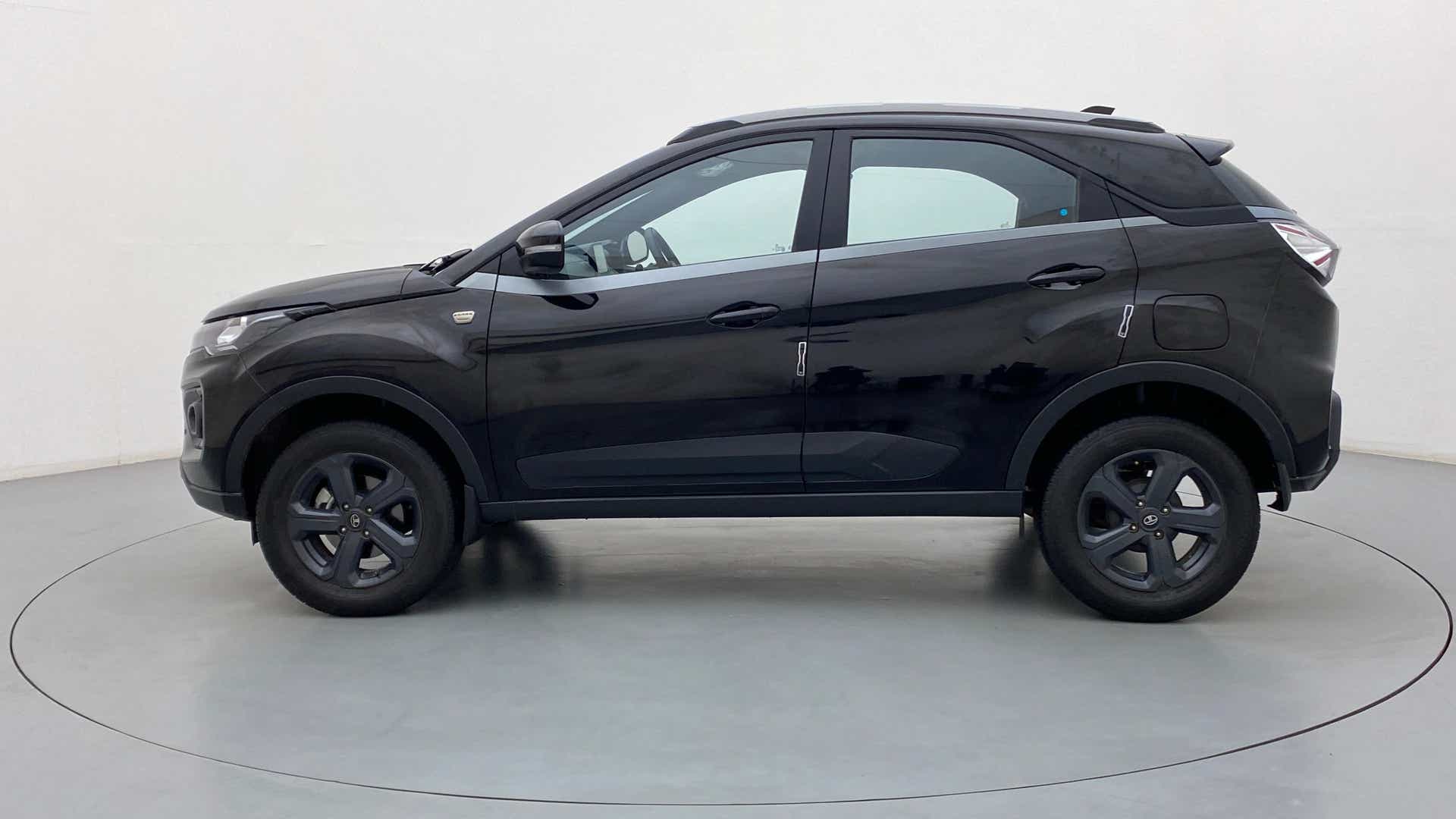 Side view of a Tata Nexon 2017-2023