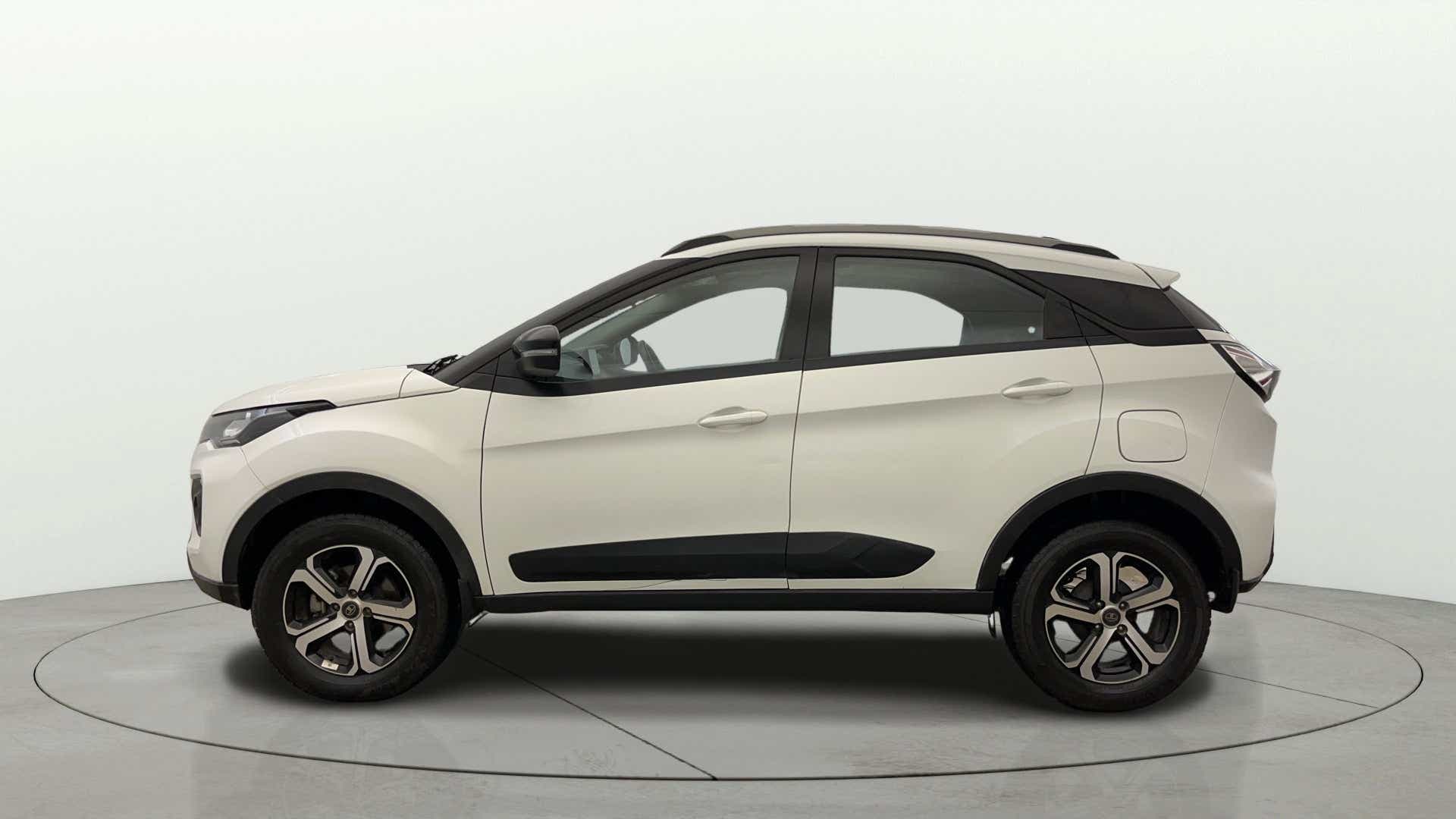 Side view of a Tata Nexon 2017-2023