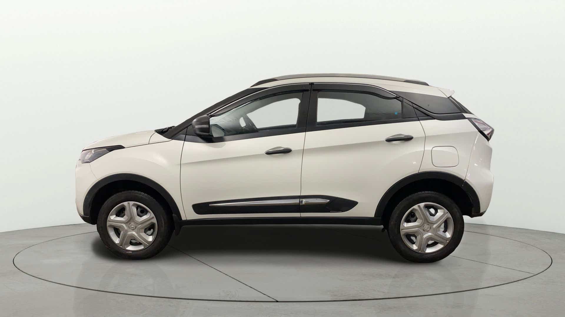 Side view of a Tata Nexon 2017-2023