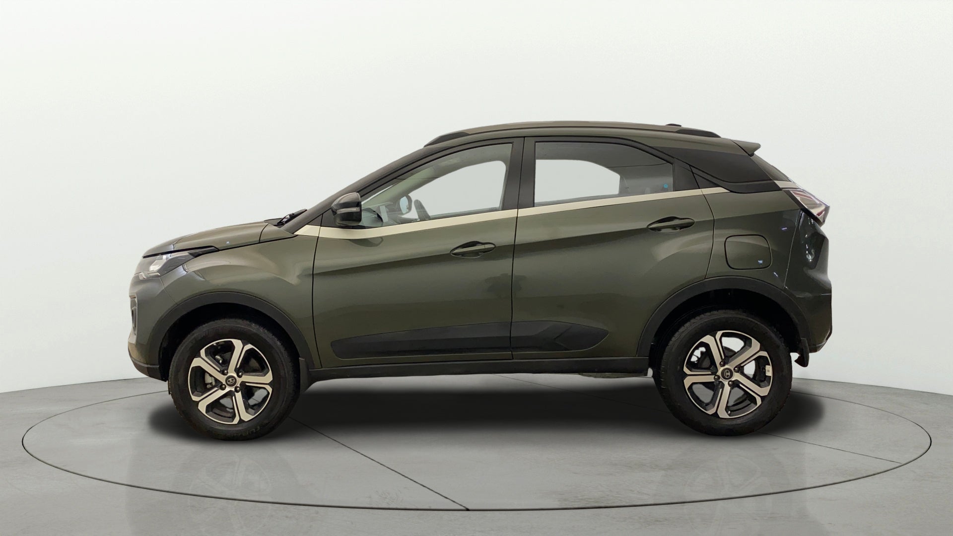 Side view of a Tata Nexon 2017-2023
