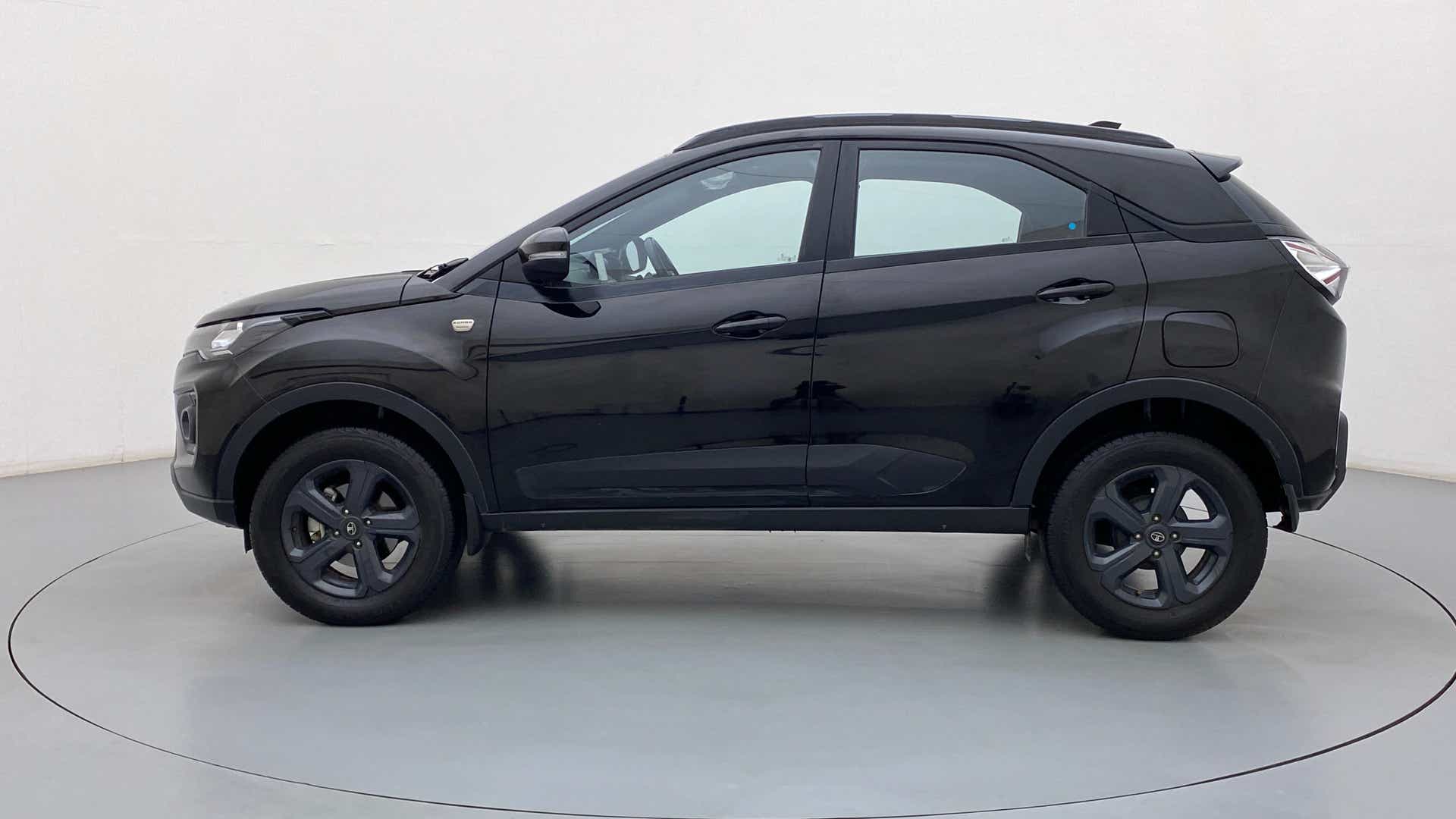 Side view of a Tata Nexon 2017-2023