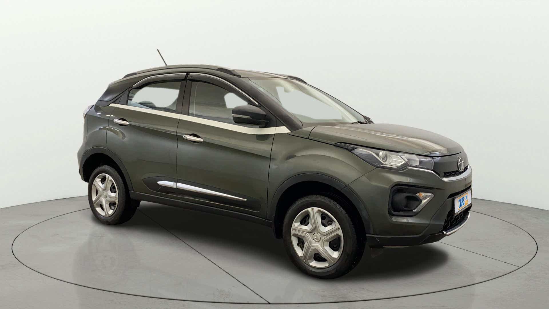 Front three-quarter view of a Tata Nexon 2017-2023