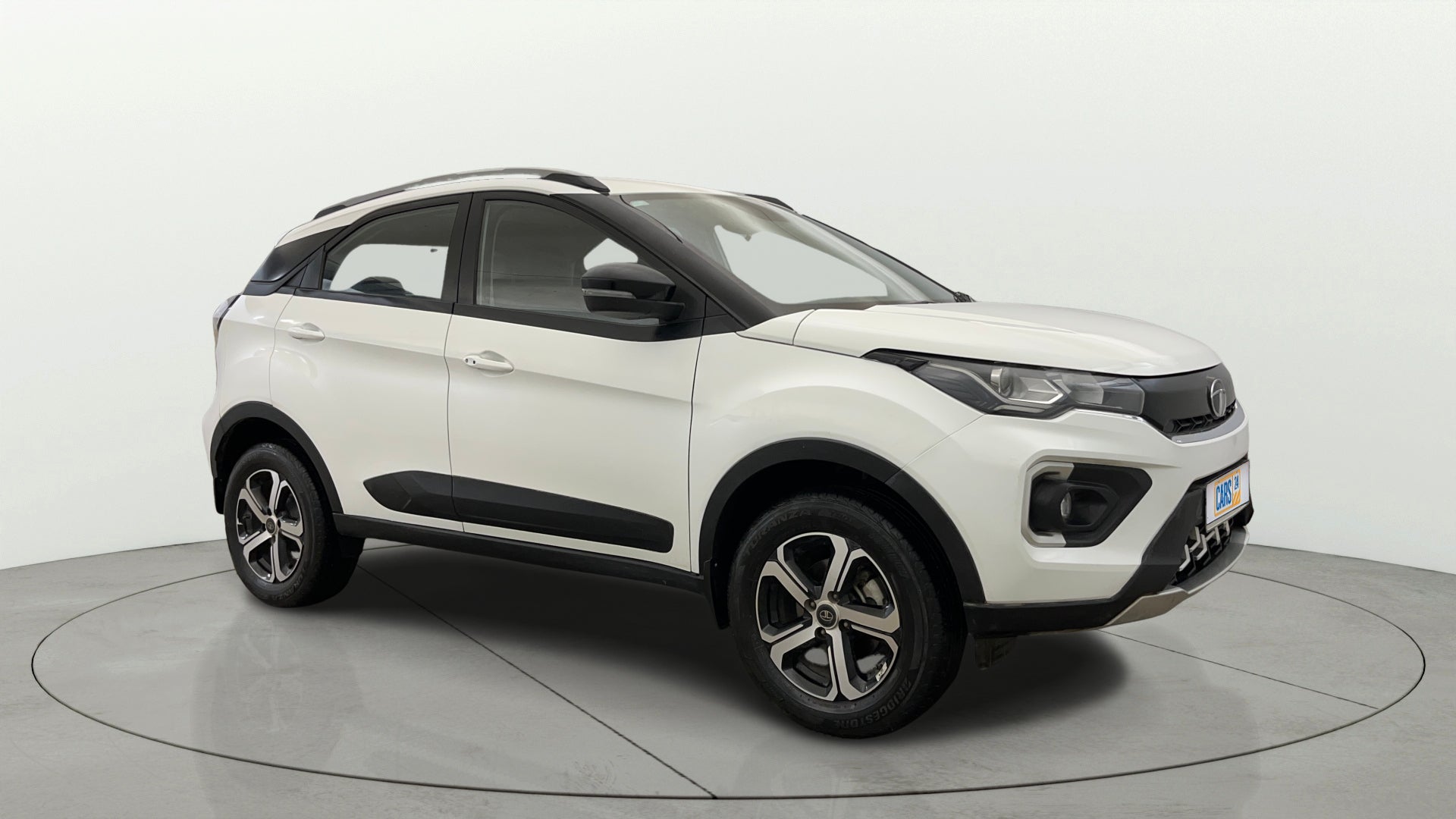 Front three-quarter view of a Tata Nexon 2017-2023