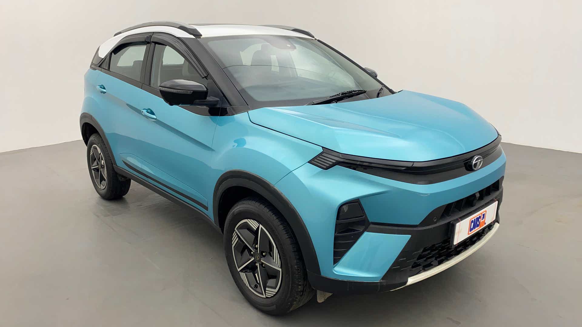 Front three-quarter view of a Tata Nexon 2017-2023