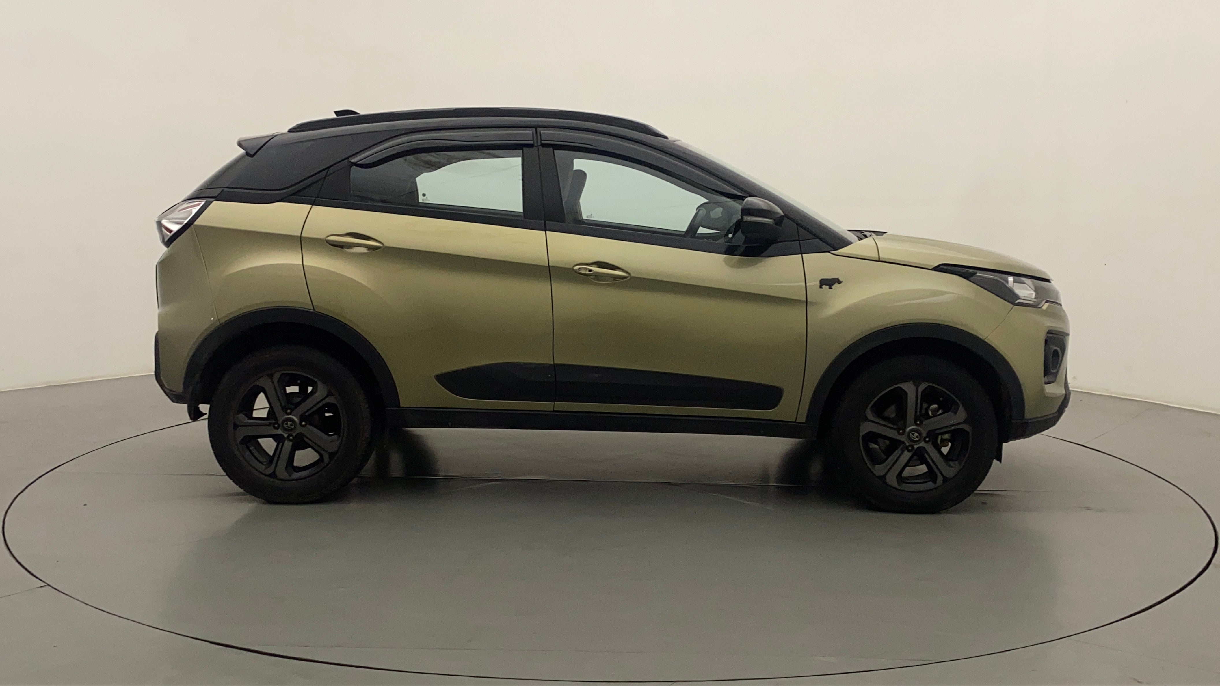 Side view of a Tata Nexon 2017-2023