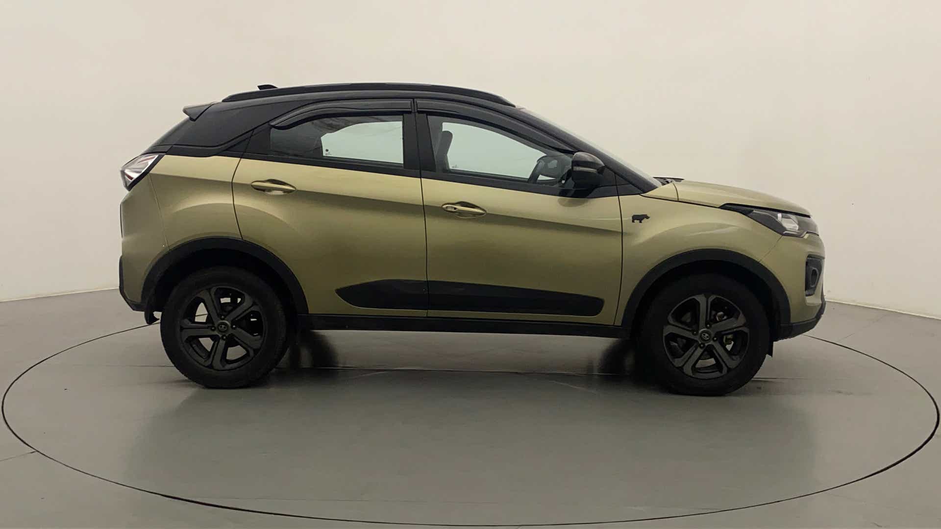 Side view of a Tata Nexon 2017-2023